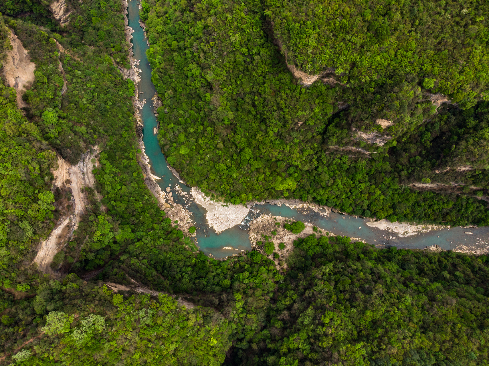 米仓山大峡谷,位于四川省南充市仪陇县境内,是一处以峡谷为主的自然