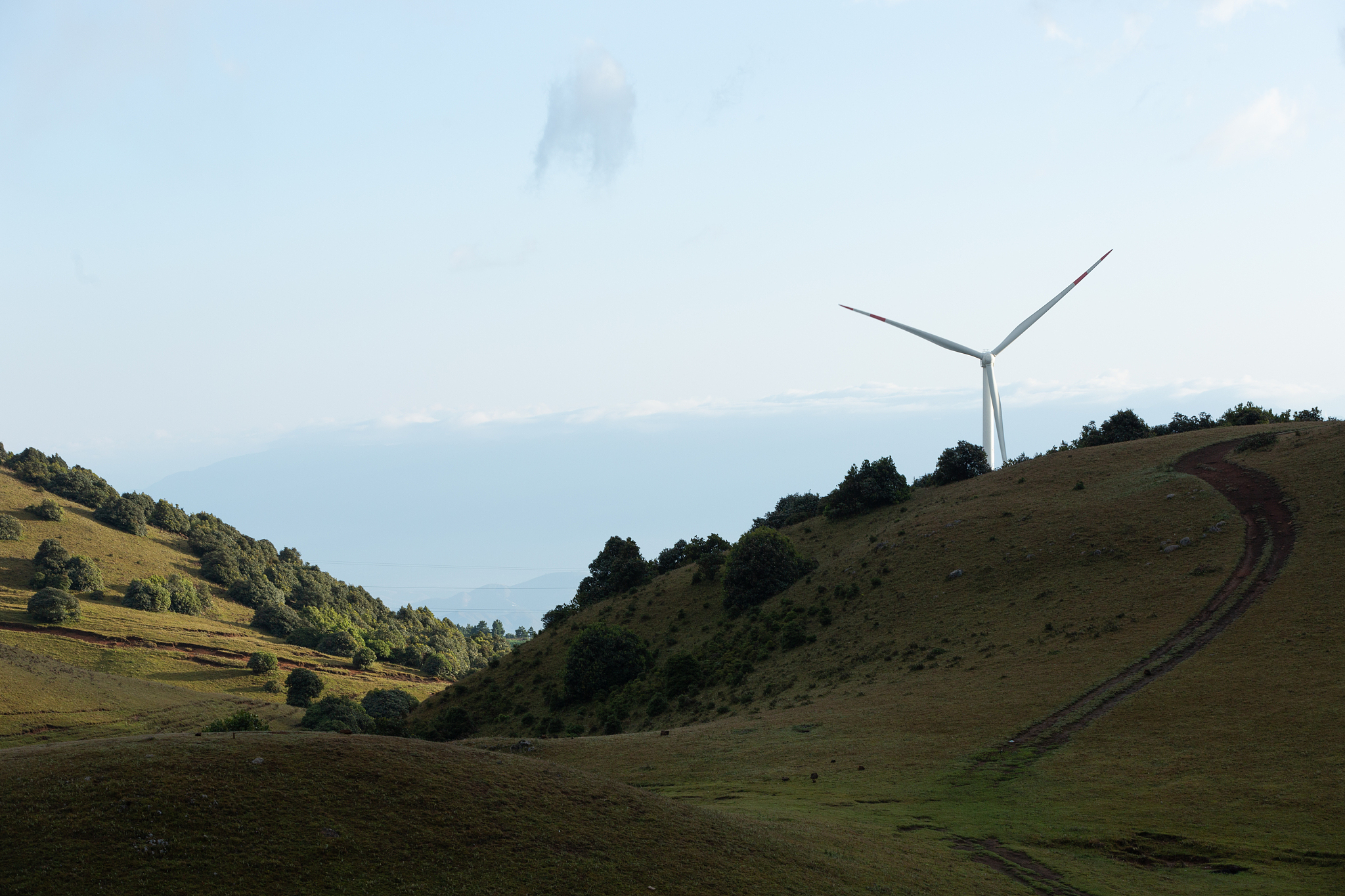 恩施的齐岳山风车转啊转,夏天拍照像明信片