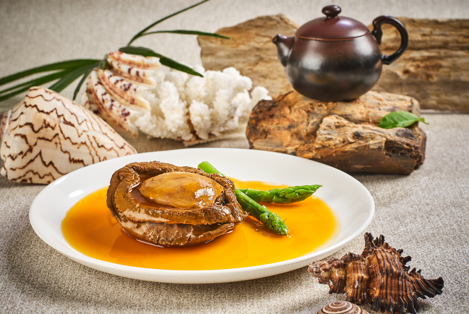 有一道独特的美食,它的名字与广州的历史紧密相连,它就是阿一鲍鱼