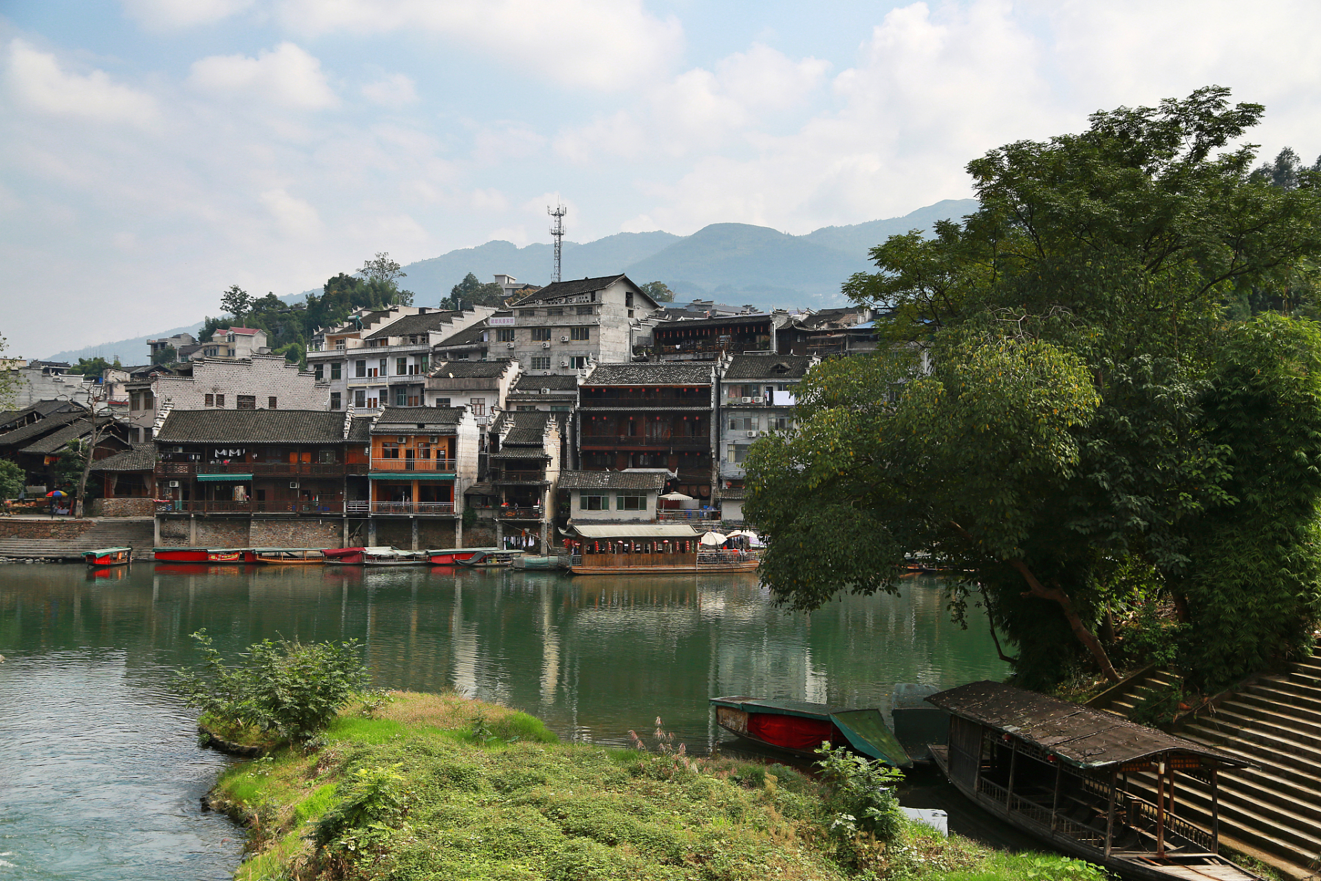 这可是个藏在重庆黔江区濯水镇的大宝贝,是国家5a级旅游景区哦!