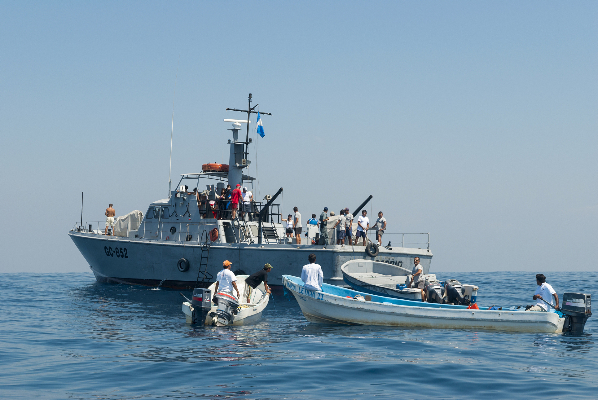 突尼斯海军放大招,解救沉船百余名非法移民