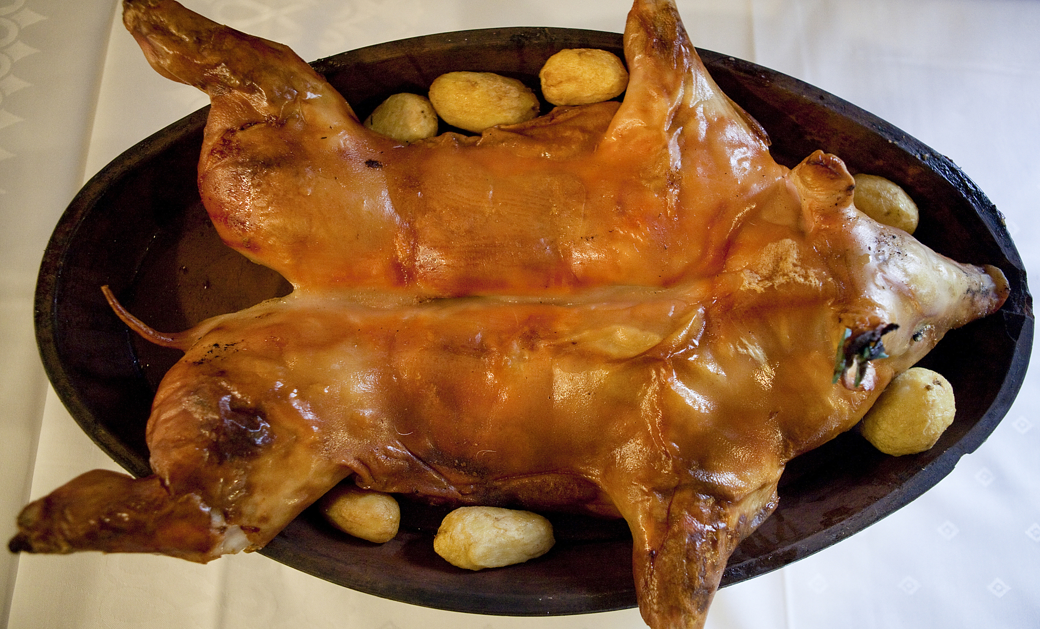 人民大学食堂自研烤鹅腿定价15元  近日,北京的清华大学,北京大学和