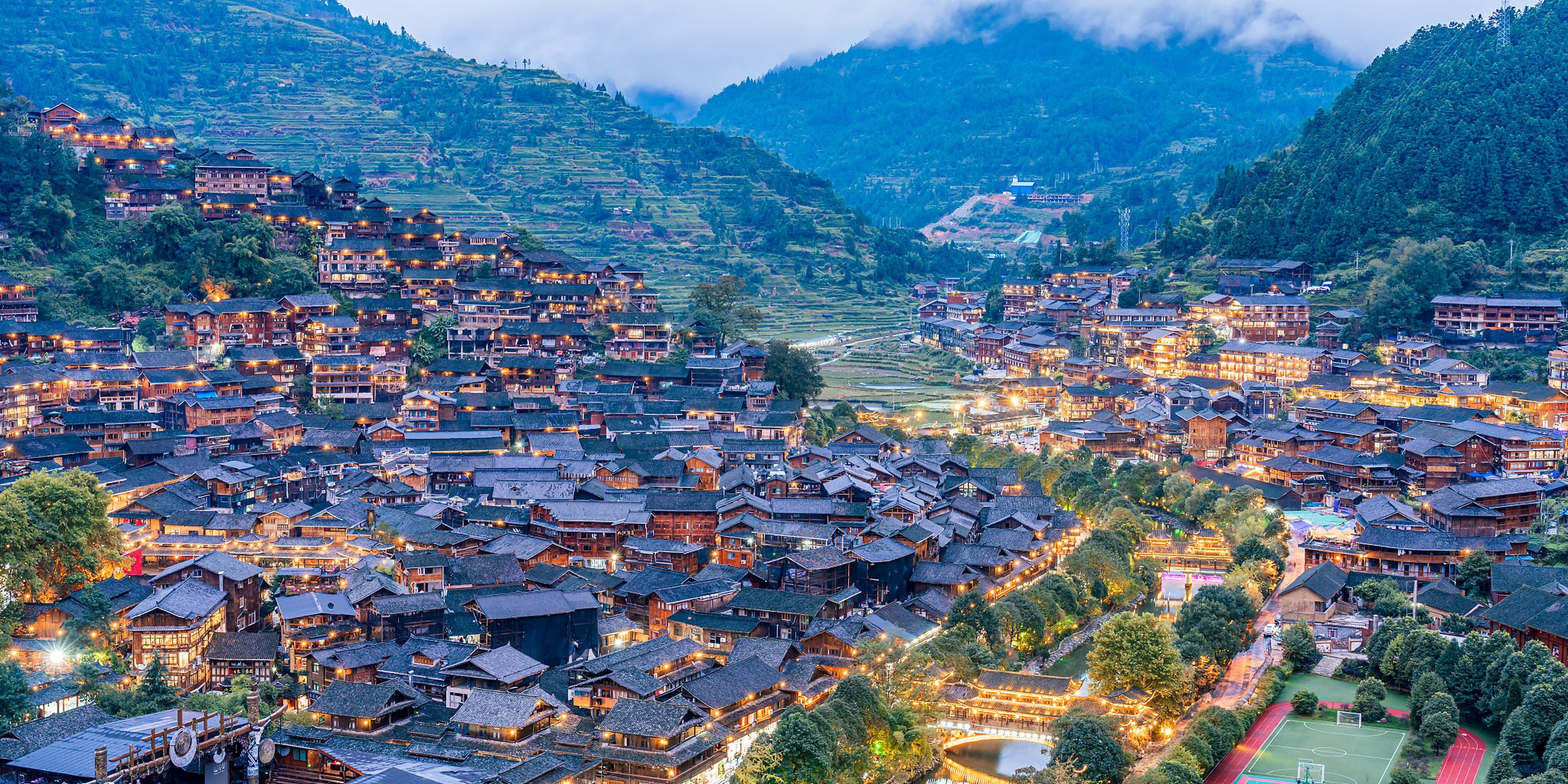 秋日环游指南# 秋天到黔东南旅游必去的1个地方是西江千户苗寨 .