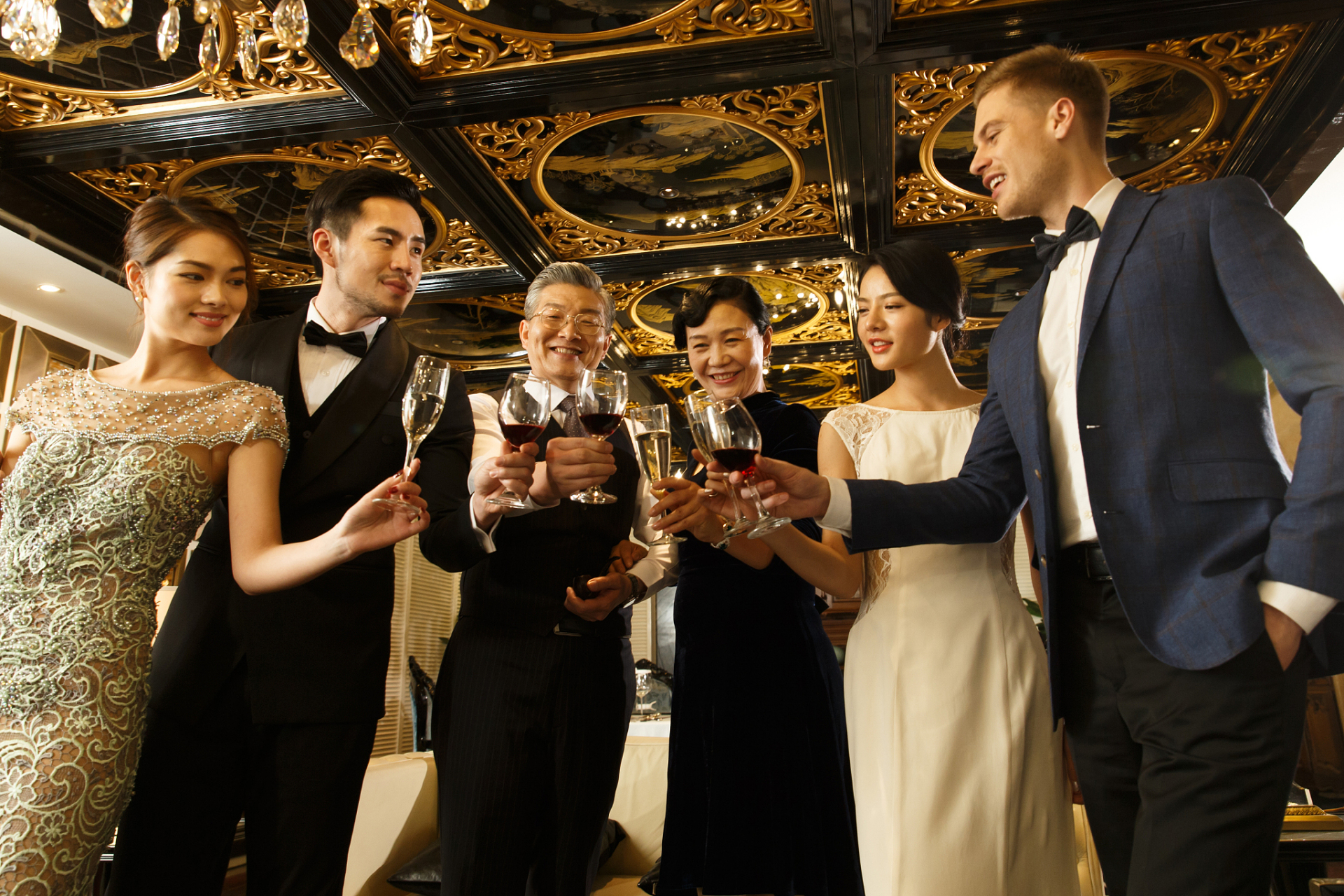 我跟老板出席一个酒会,我妈不合时宜的打来电话问我能不能给我弟安排