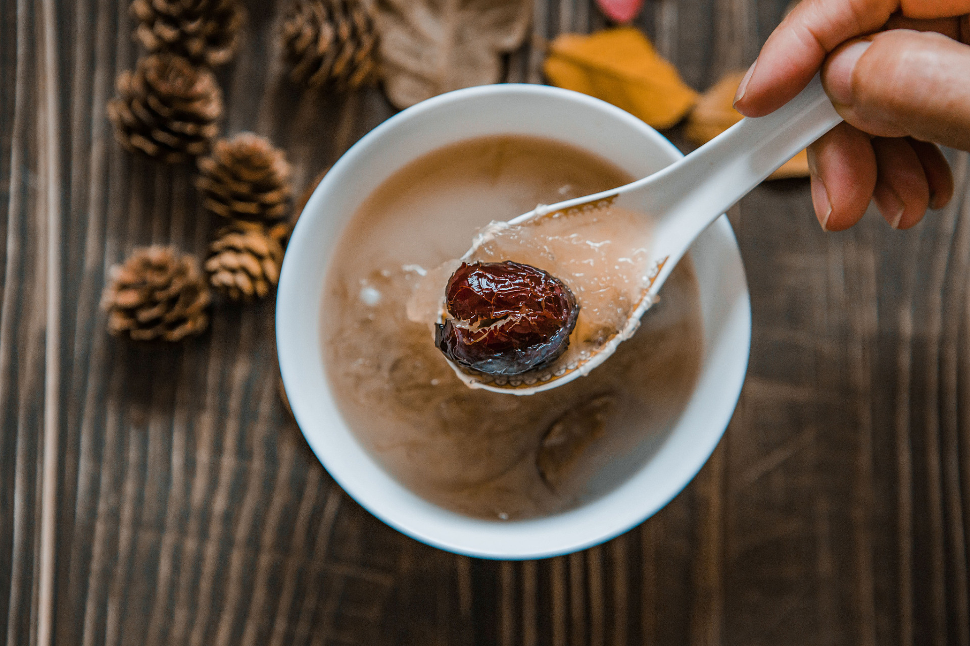 【养颜木耳红枣粥】 木耳红枣粥可调理气血,滋阴润肺,美容养颜.