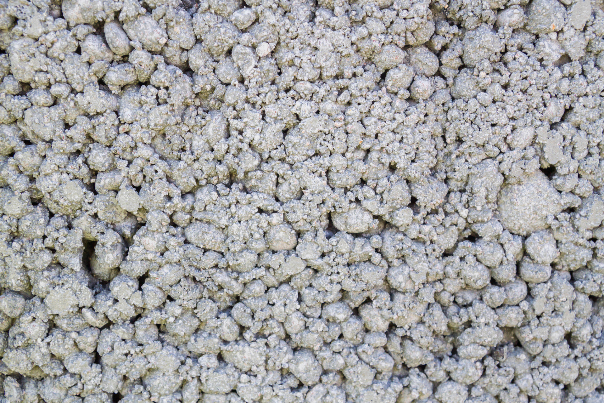 轻集料混凝土也就是干拌复合轻集料混凝土,是由破碎的废旧聚氨酯颗粒