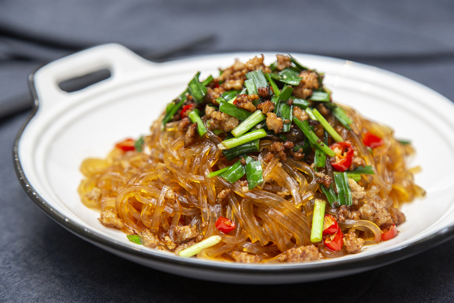 肉末芹菜炒粉丝是一道美味可口的家常菜,深受人们的喜爱.