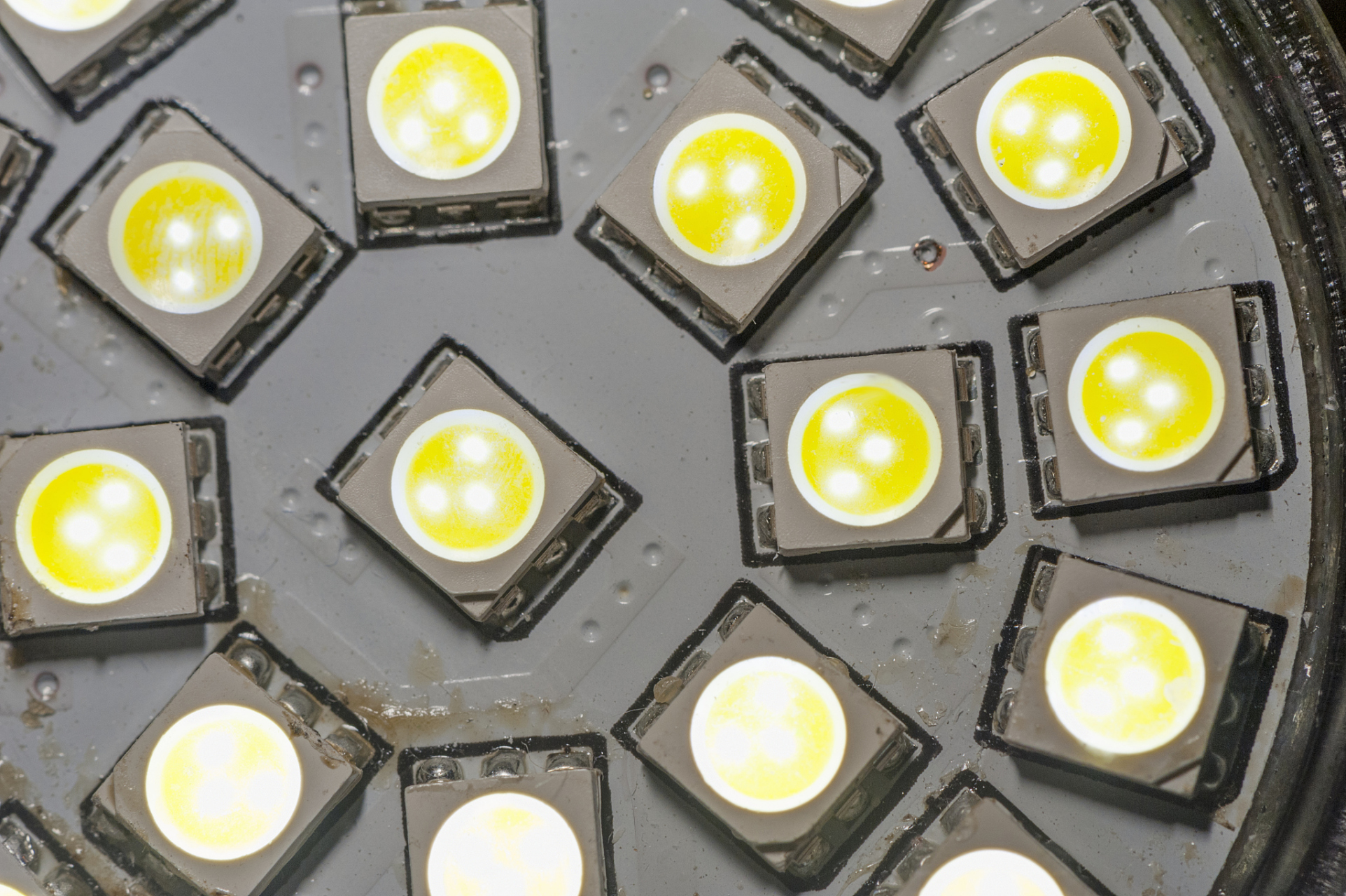 led灯珠在照明领域的应用已经越来越广泛,其高效节能,长寿命,环保等