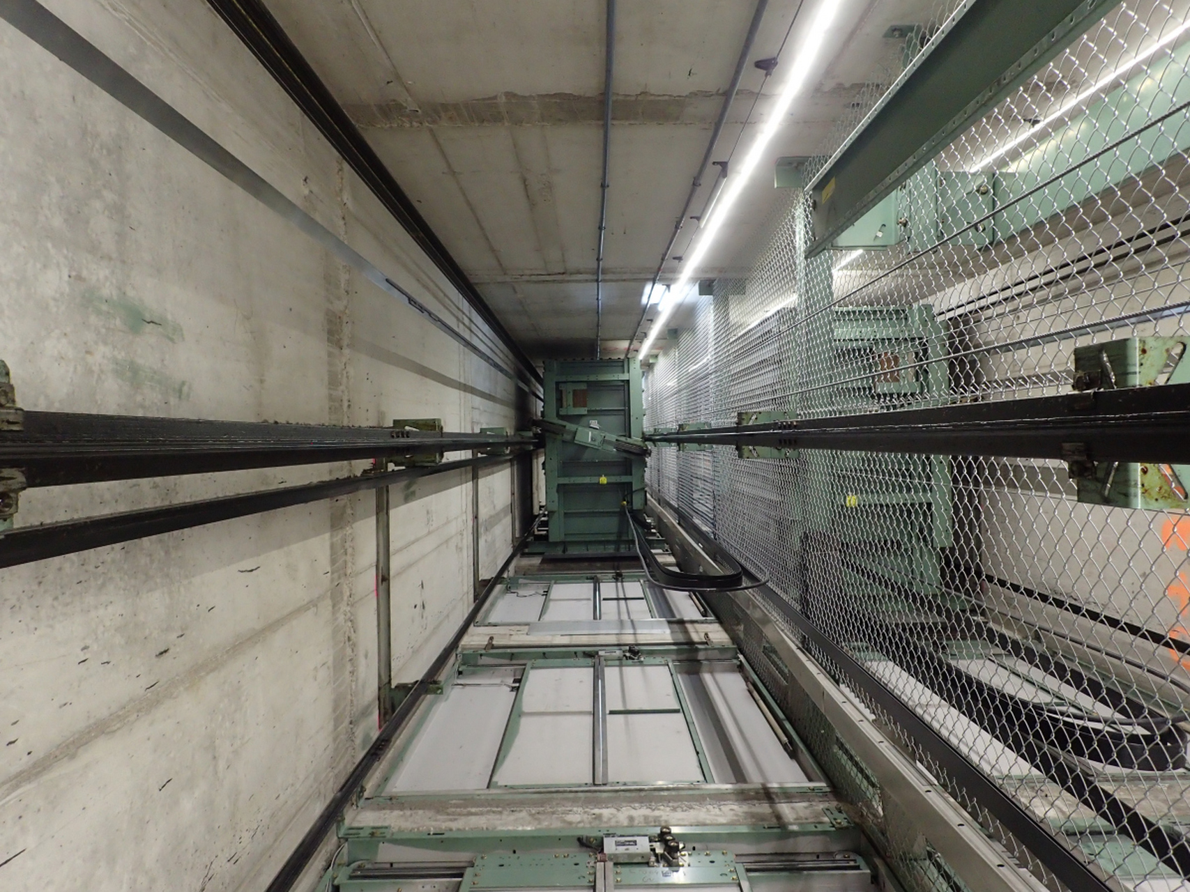 电梯冲顶# 电梯冲顶,也称呼"飞车",是当电梯失去控制后轿厢飞快缮升