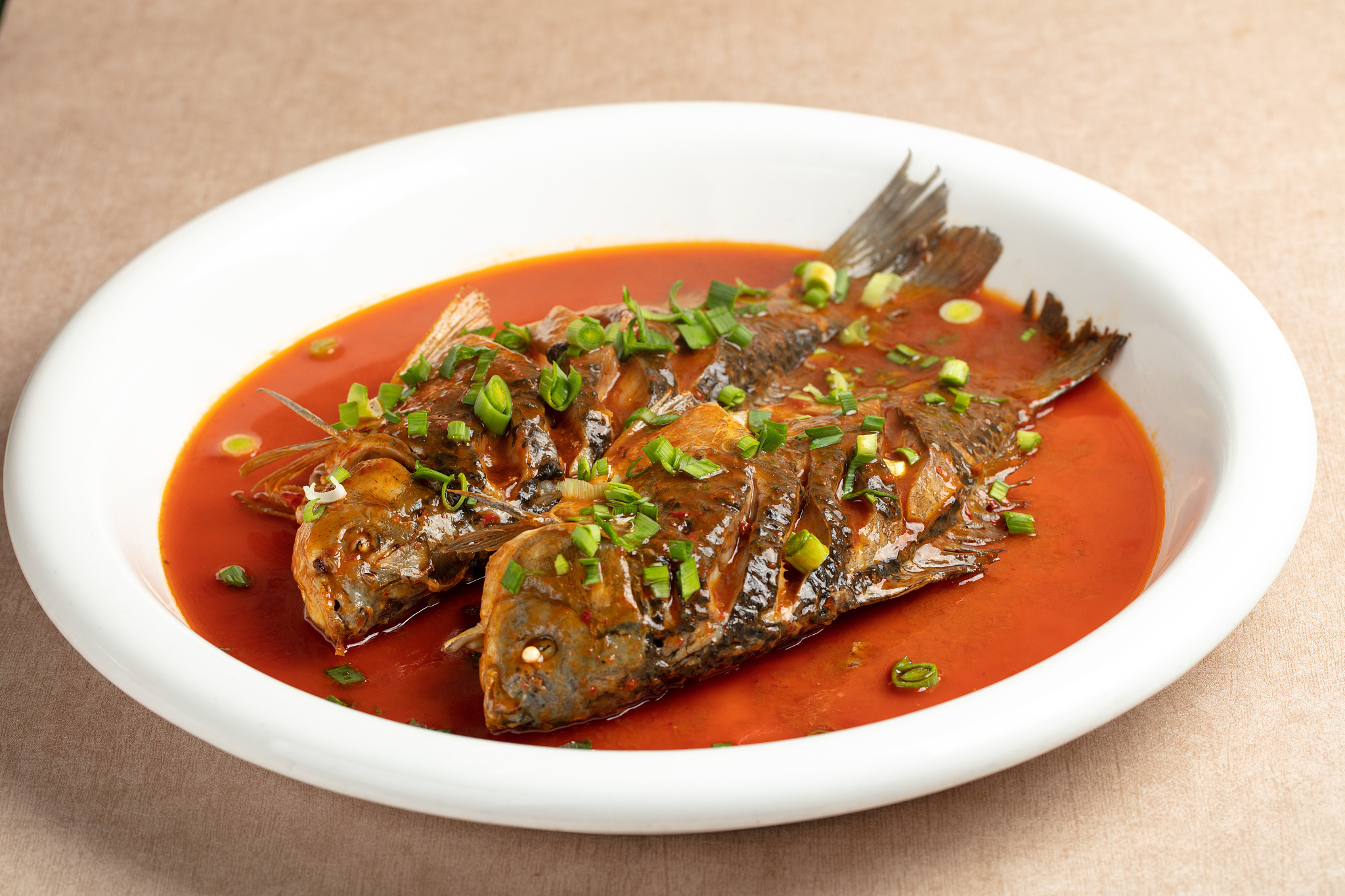 鲜香炖鱼是一道家常美食,以新鲜草鱼或鲫鱼为主料,搭配姜片,葱段,蒜瓣