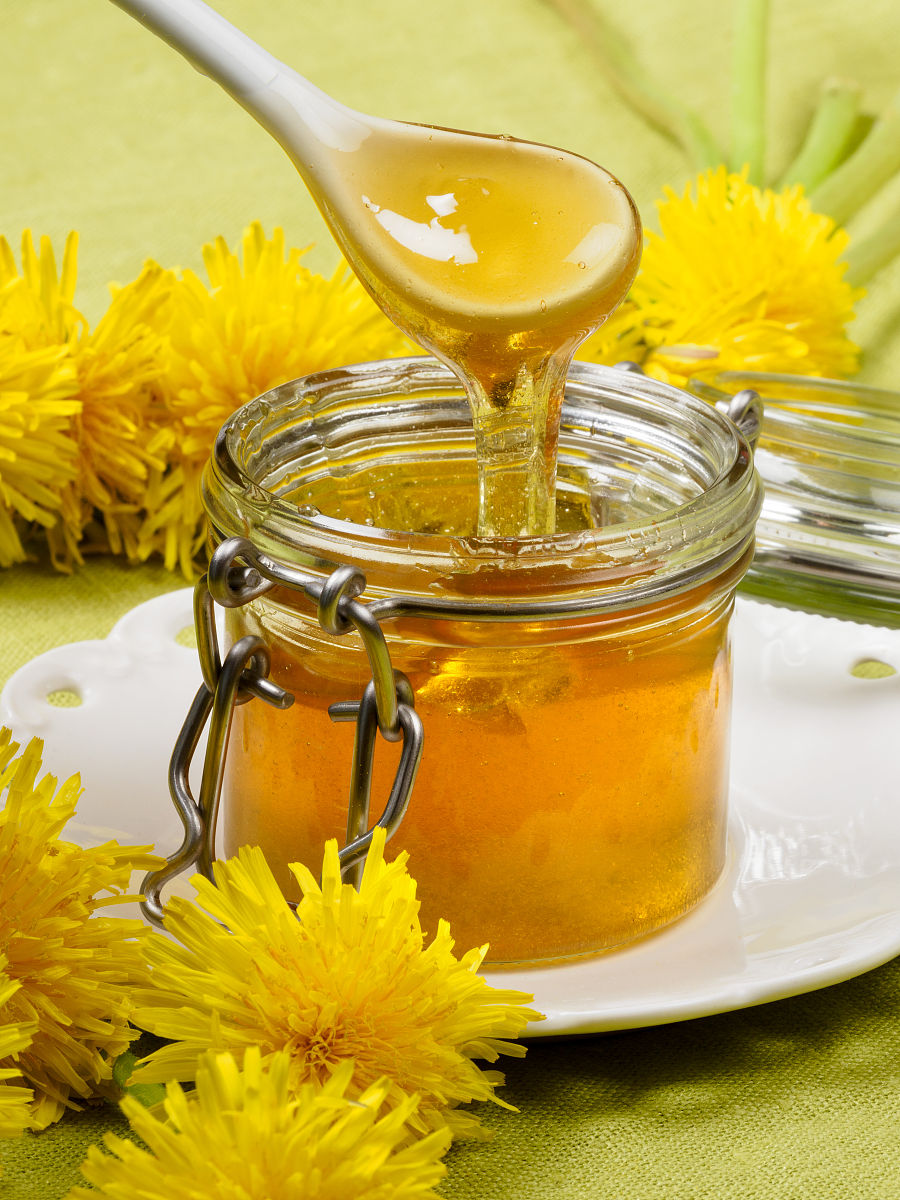 老年人每天能吃多少蜂蜜(老年人每天吃多少蜂蜜为宜)