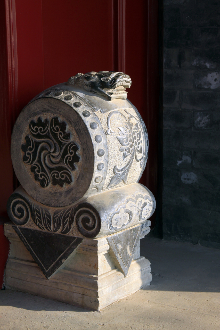 "门当"这个词汇,在古代是指大宅门前的一对石鼓,又被称为抱鼓石