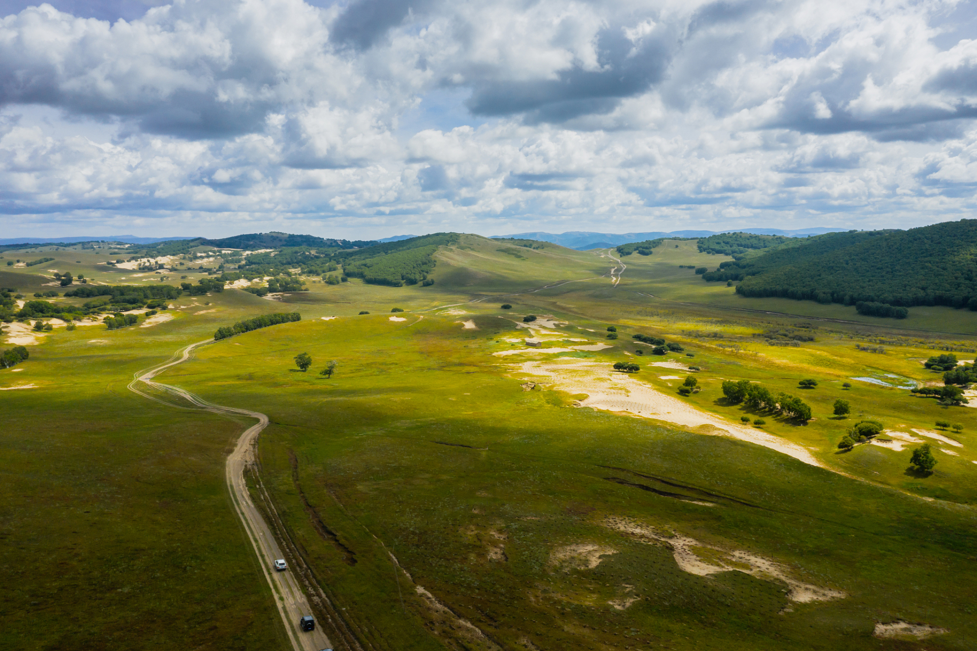 玉科大草原是一个非常美丽的地方,被誉为"康巴阿勒泰",拥有许多天然