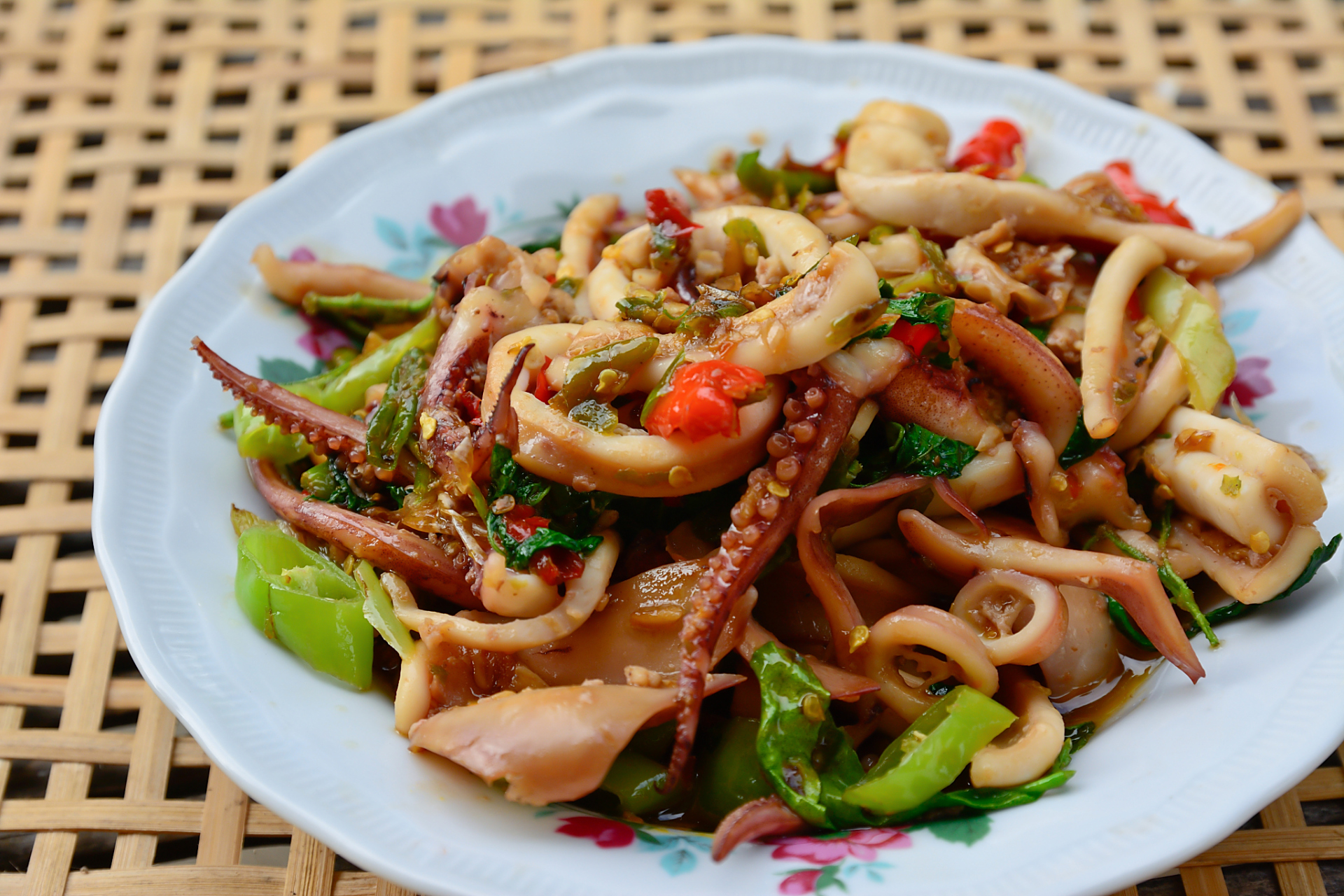 爆炒鱿鱼丝是一道美味的家常菜,以鱿鱼丝,青椒,红椒和洋葱等为主要