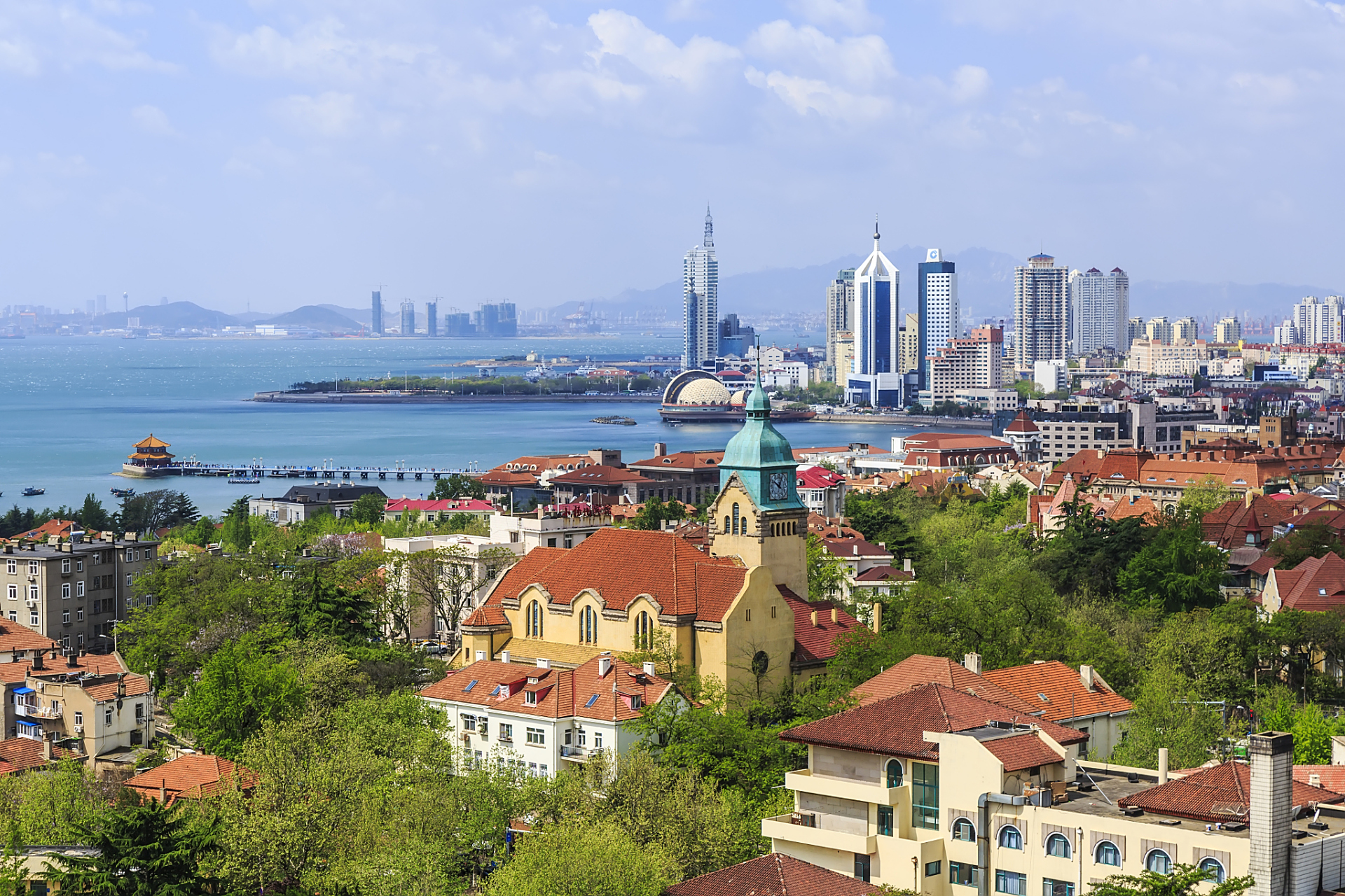 青岛,这座充满欧洲风情的海滨城市,以其碧海蓝天,红瓦绿树的美景