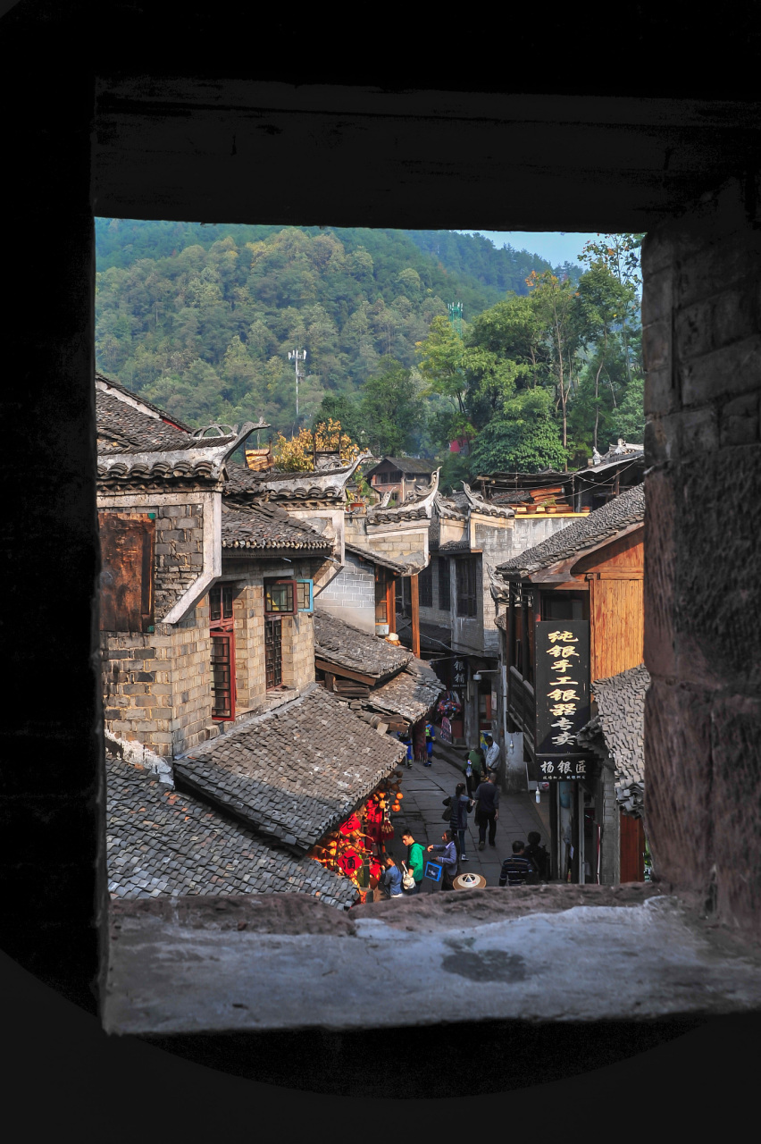 重庆巫溪县的宁厂古镇以其斜木支撑的"吊脚楼"建筑和青石街道蜿蜒延伸