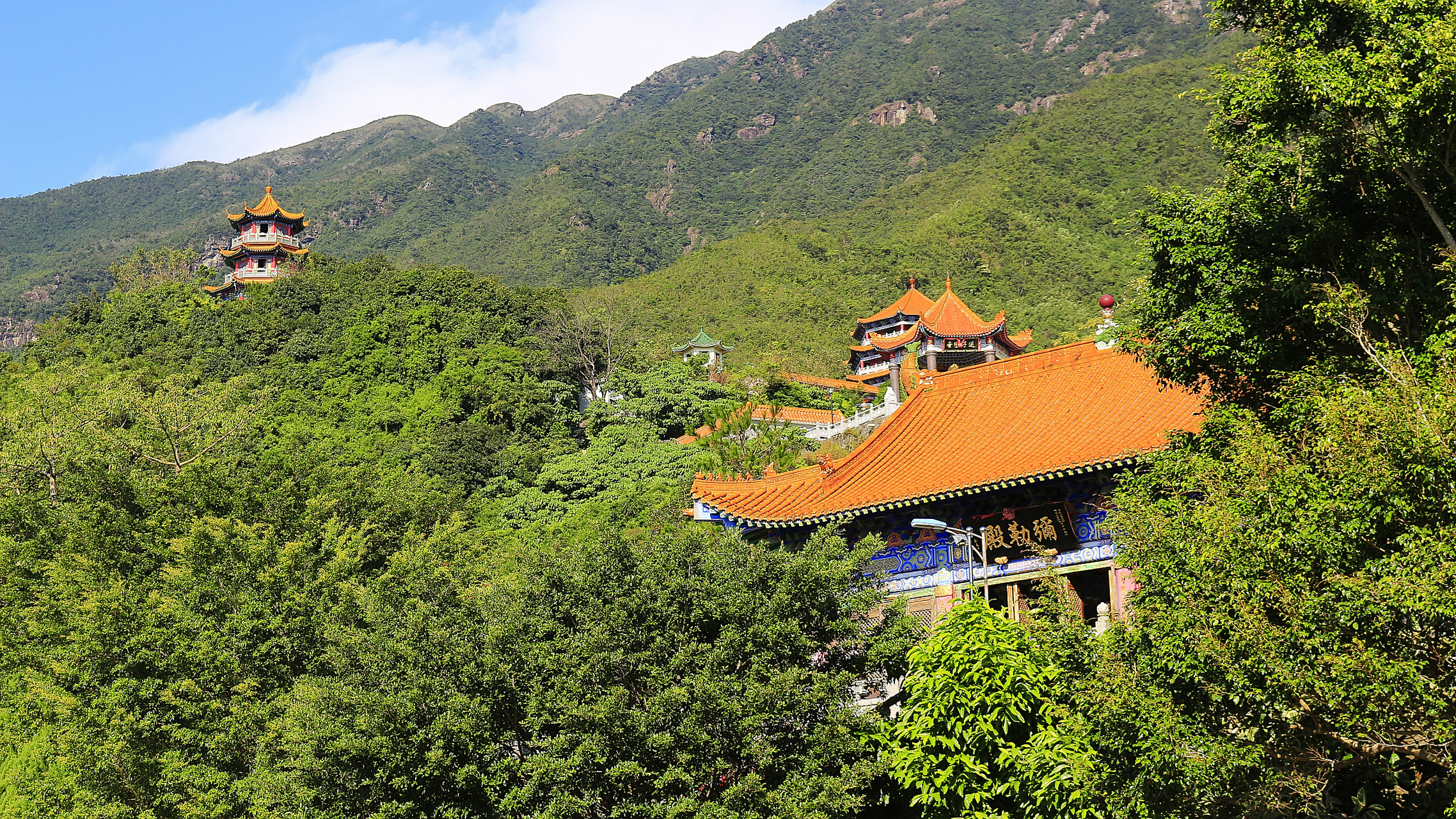 新泰市莲花山,古称新甫山,以其九峰耸峙,状如莲花而得名.