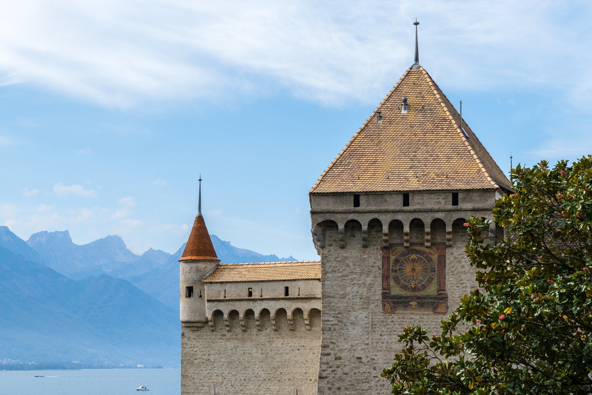 瑞士西庸城堡,好像漂浮在湖水上的城堡而广为流传,西庸城堡是为了控制