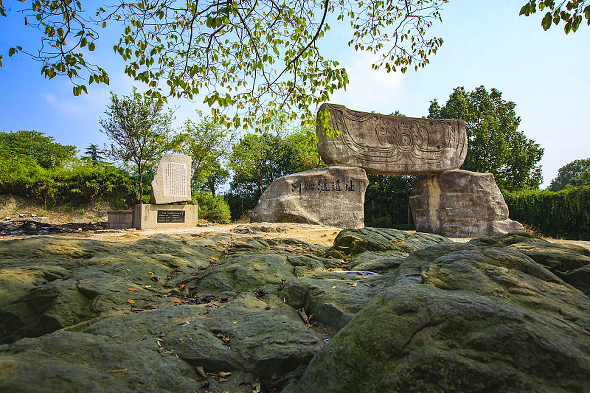 除了河姆渡遗址,还有丹山赤水风景区,四明山国家森林公园等自然风光和