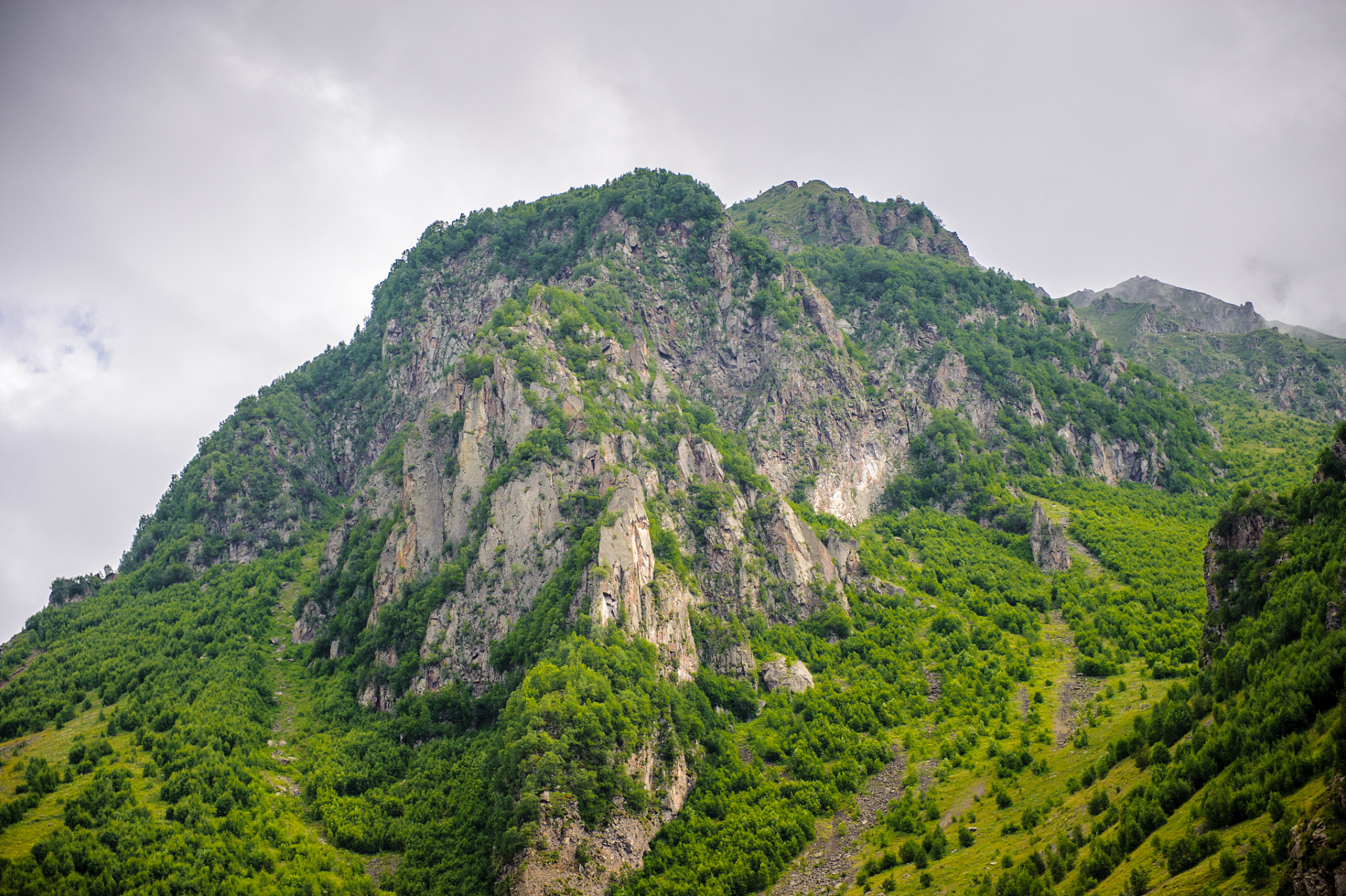 风景区四季分明,景色优美,有丰富的宗教旅游资源.