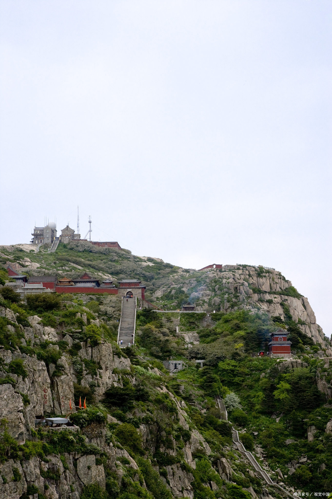当我攀登泰山,一路历经艰辛,终于抵达玉皇顶时,那种征服高山的成就