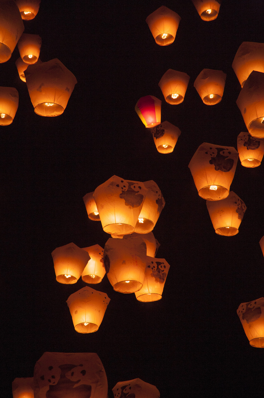 点燃孔明灯,寄寓心愿与祝福.这一传统在亚洲传承数百年之久!