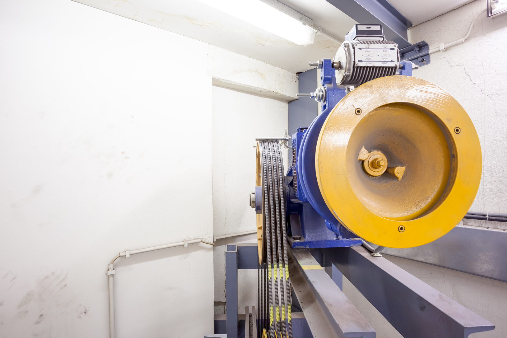 电梯曳引机是电梯的关键部件之一,其种类和优缺点如下:  传统蜗轮蜗杆