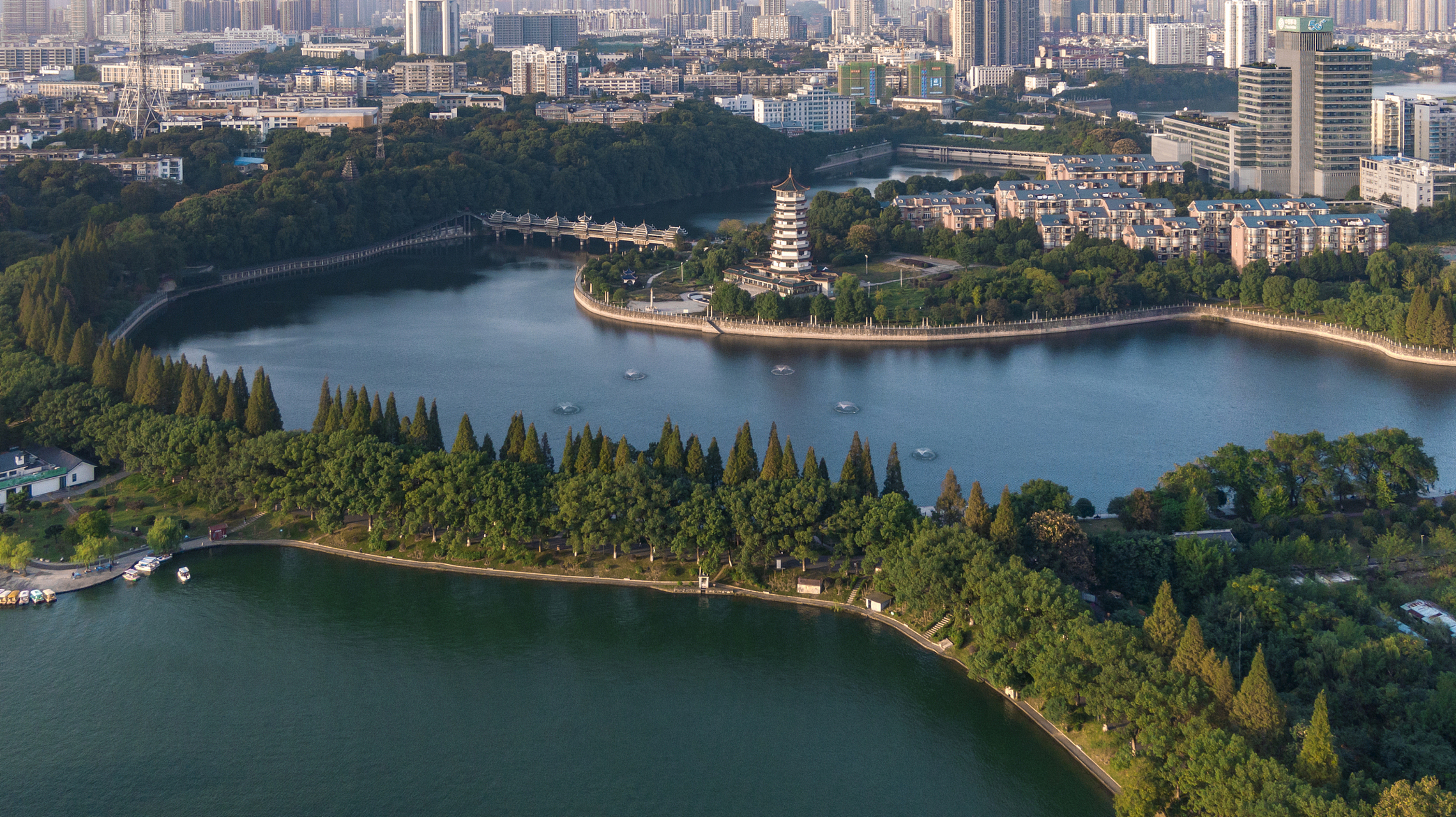 《长沙的自然风光》 长沙是一座充满自然风光的城市,拥有着许多美丽的