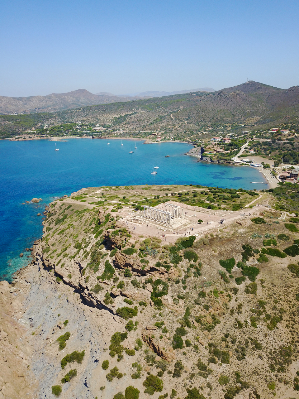 在哈尔基季基半岛西部,濒塞萨洛尼基湾.属地中海型气候,冬温夏热