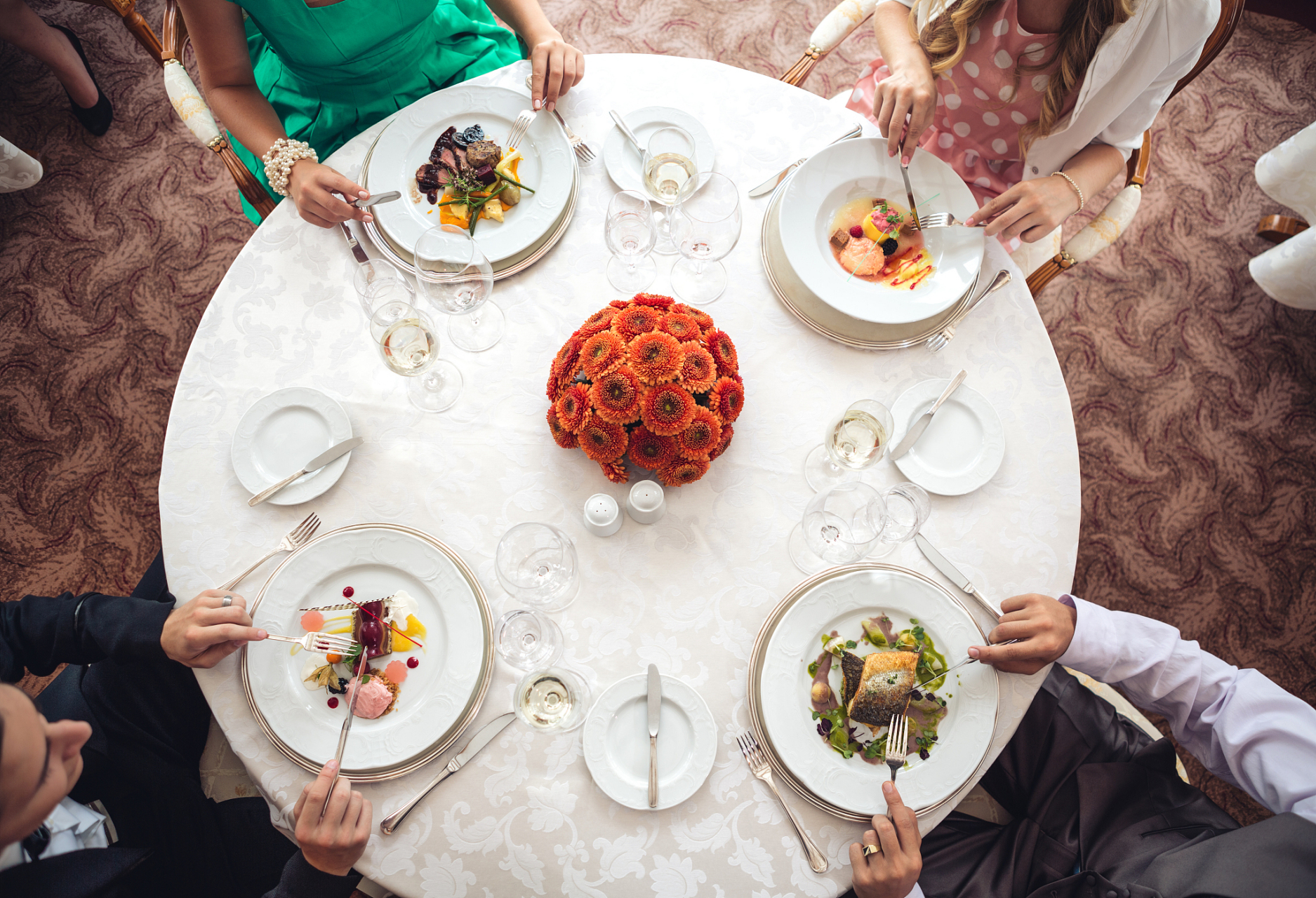 国学文化小故事:餐桌礼仪之就座与坐姿 就座和坐姿是用餐礼仪中的重要