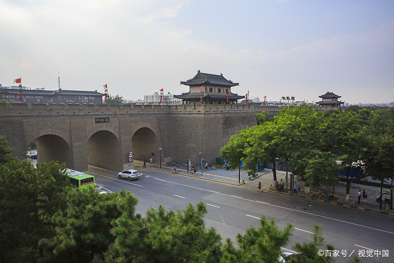 西安,这座历史文化名城,不仅拥有雄伟的古城墙,壮丽的兵马俑,也藏着