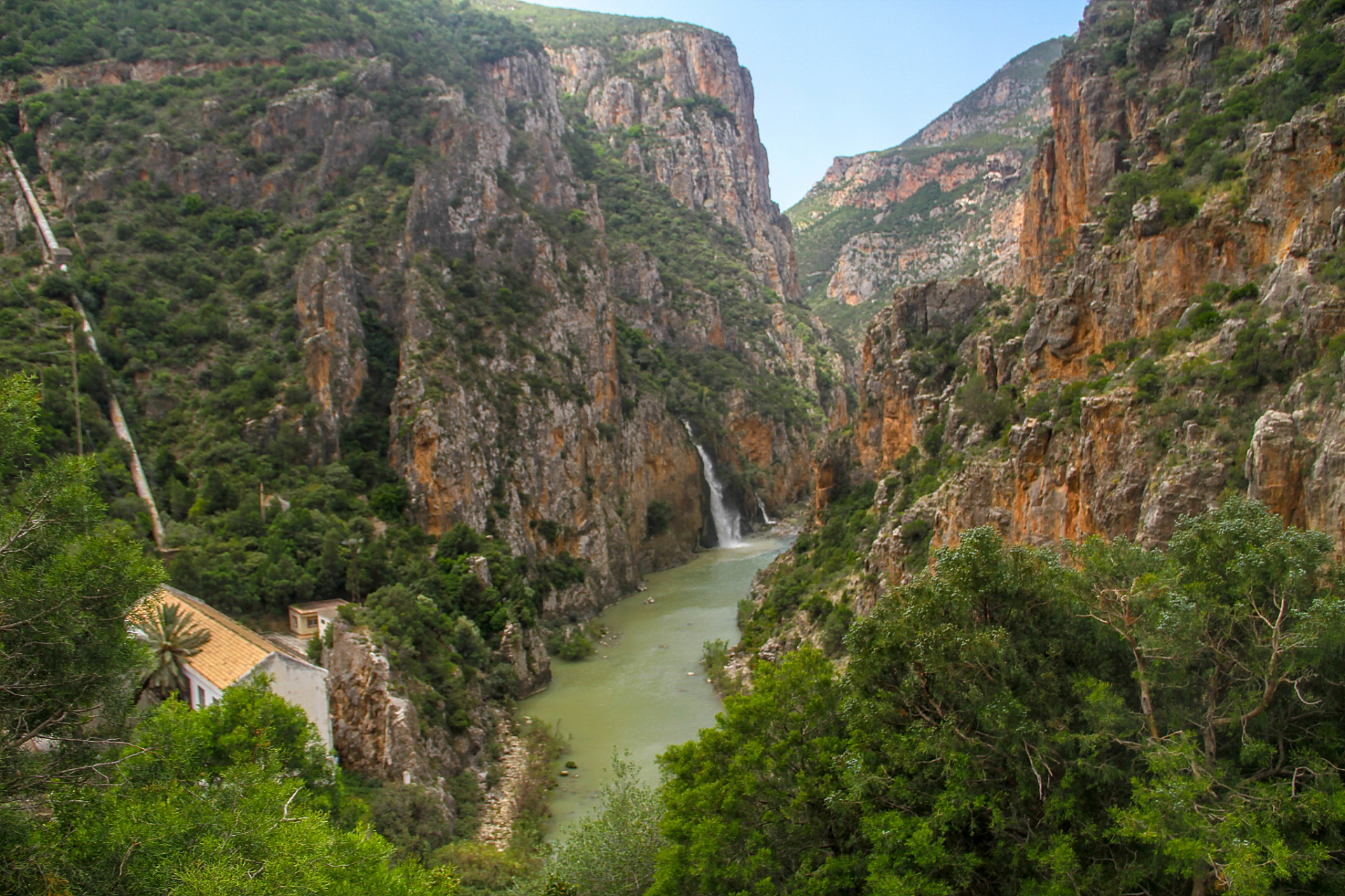 心定西再出发#定西天井峡景区是一个美丽的自然景观,吸引了许多游客