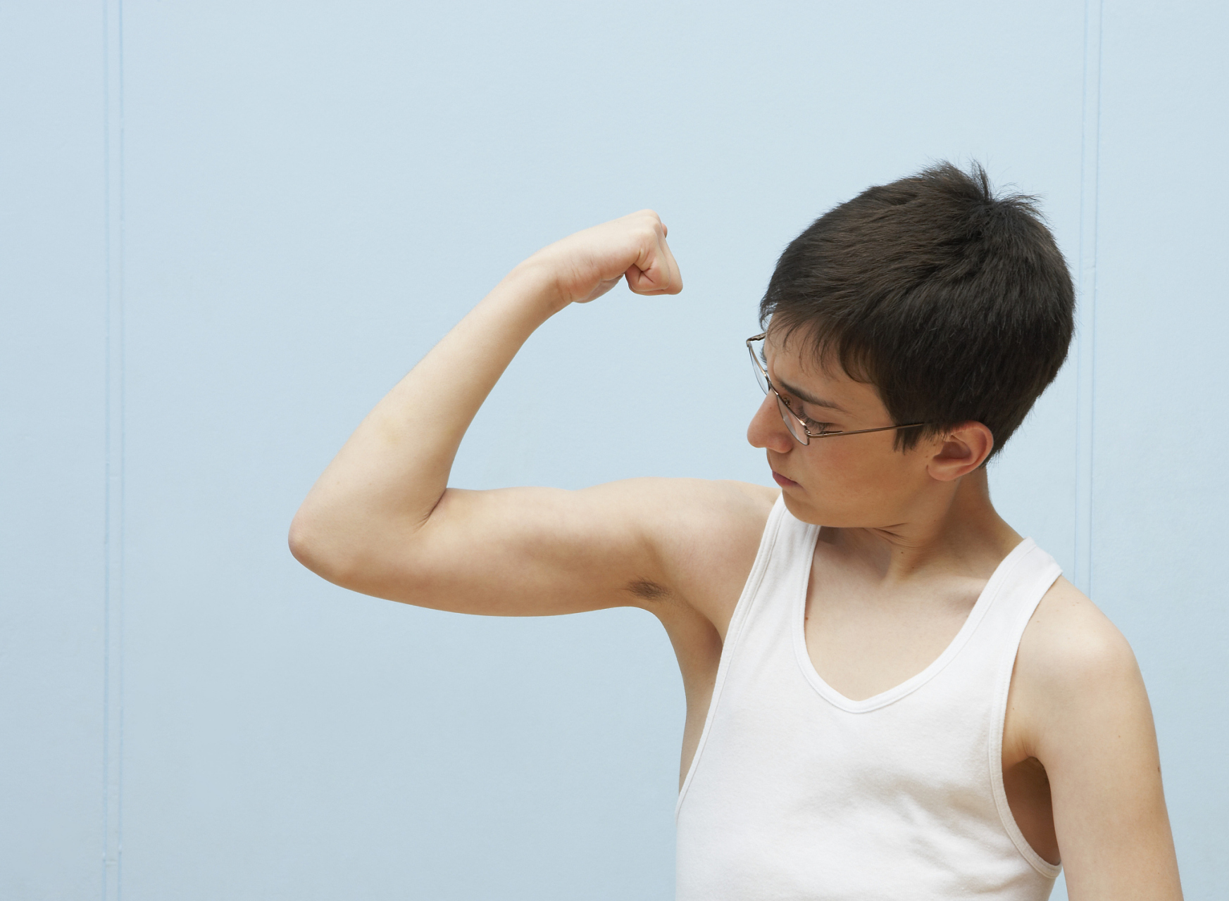 12岁的男孩独自去新加坡读书 我的表哥生活在豫西南老家一个小县城里