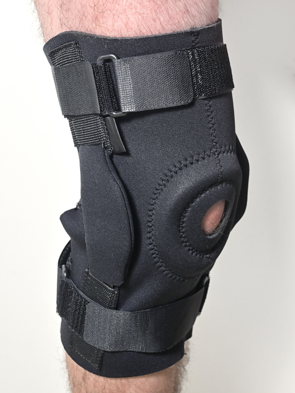 足球护膝的正确戴法对于保护运动员的膝关节至关重要.