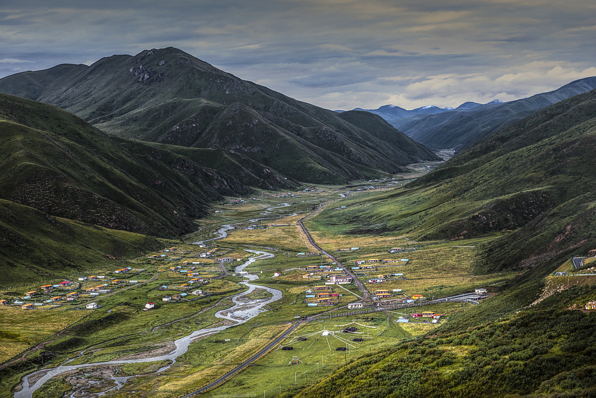扎尕那是一座隐藏在甘肃省甘南藏族自治州迭部县的古城,被誉为"石匣子