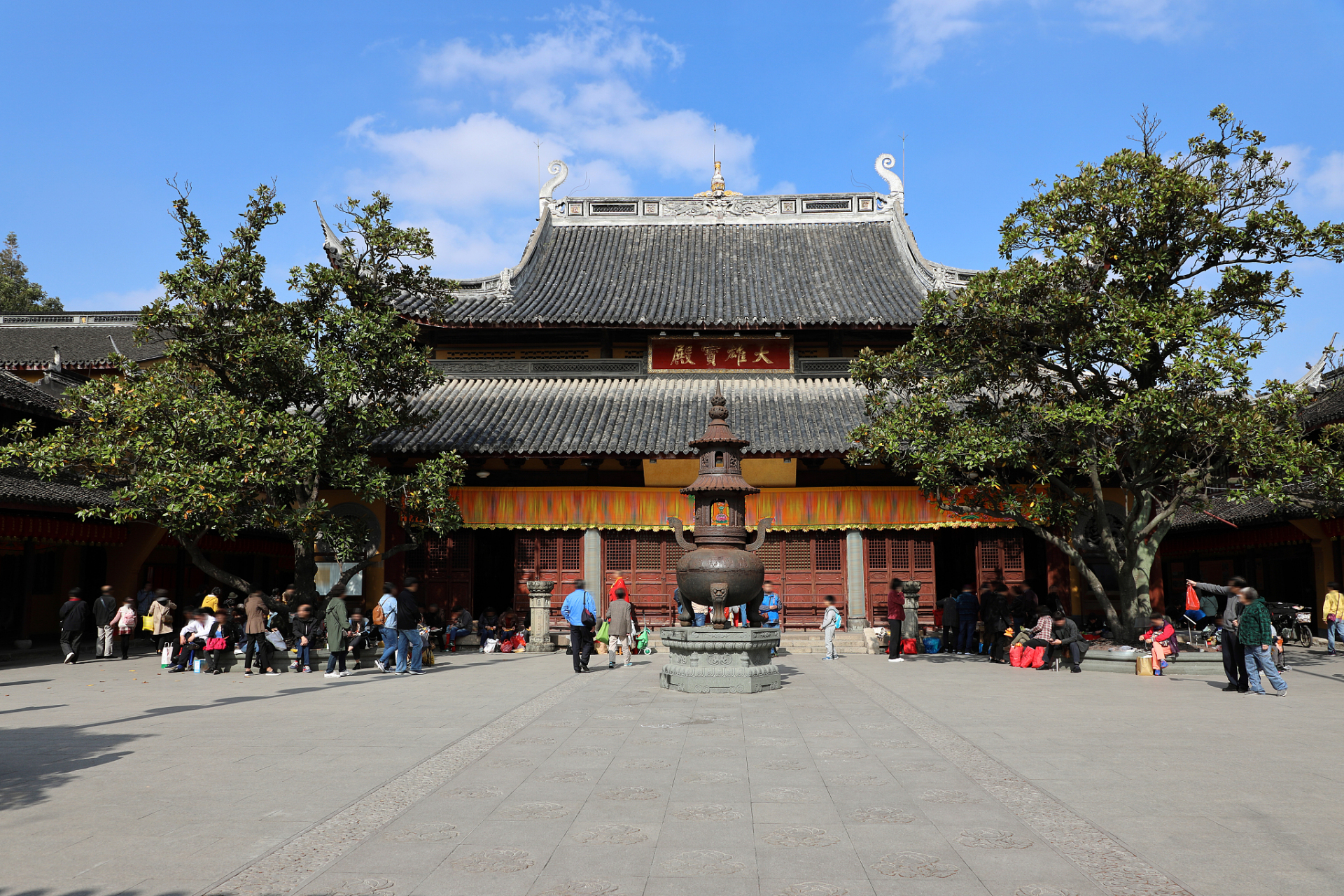 龙华寺,这座位于上海南部龙华西路上的佛教古刹,是上海地区历史最悠久