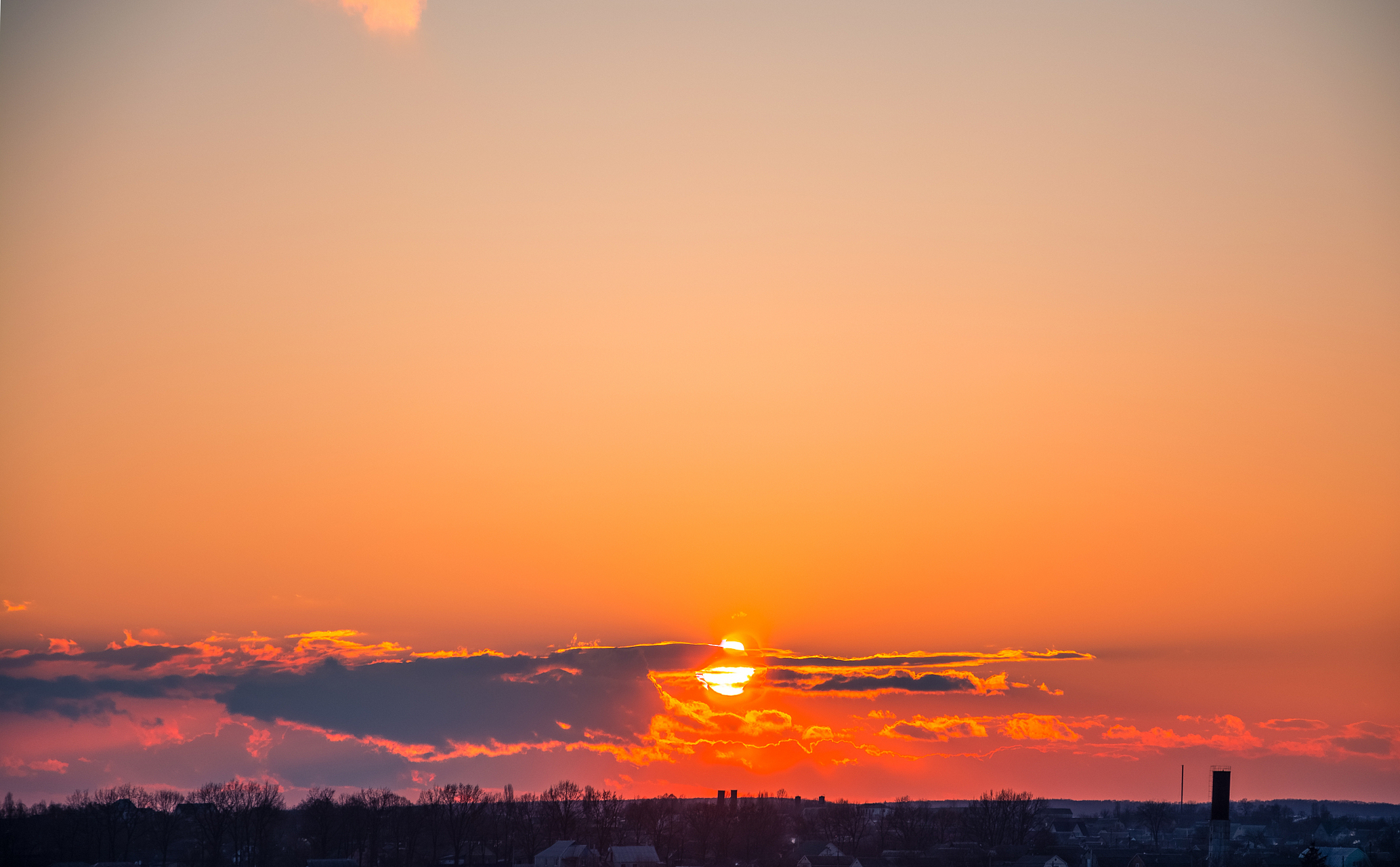 日出是希望的象征,当曙光逐渐冲破黎明前最黑暗的包围,红彤彤的霞光给