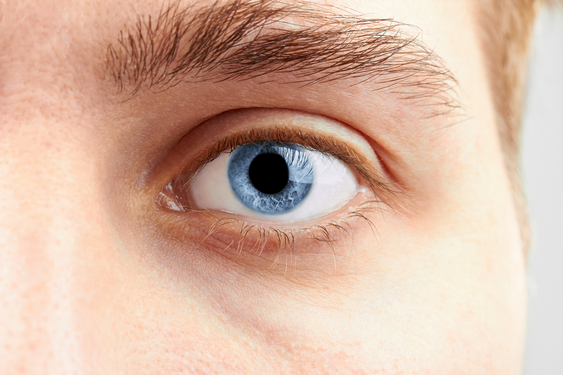 如果是暂时改变的话,可以使用化妆技巧,例如戴隐形眼镜,使用眼镜,贴双