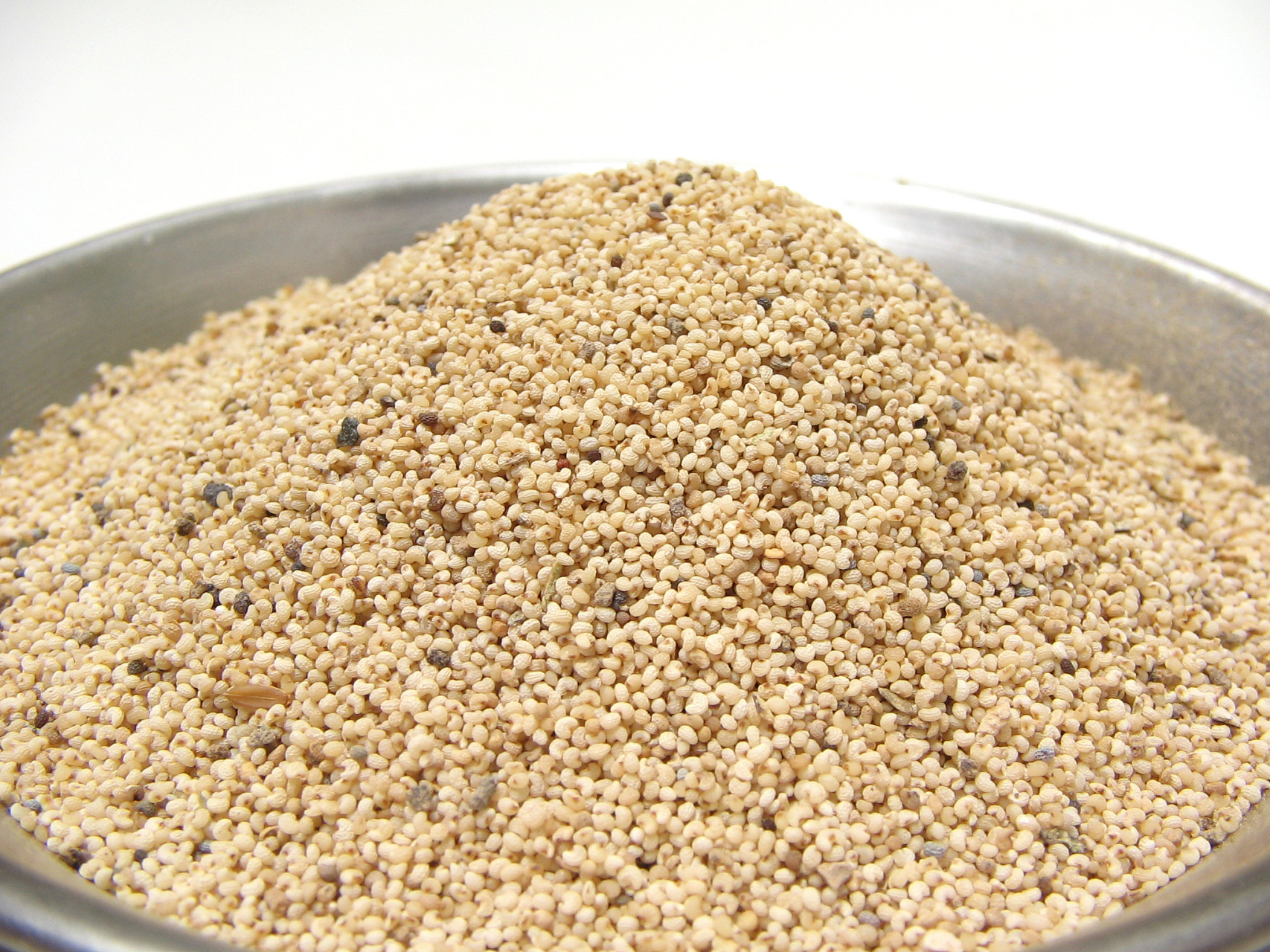 笼鸟饲料配制方法(二)    粉状混合饲料    鸟类在繁殖期间,大多数