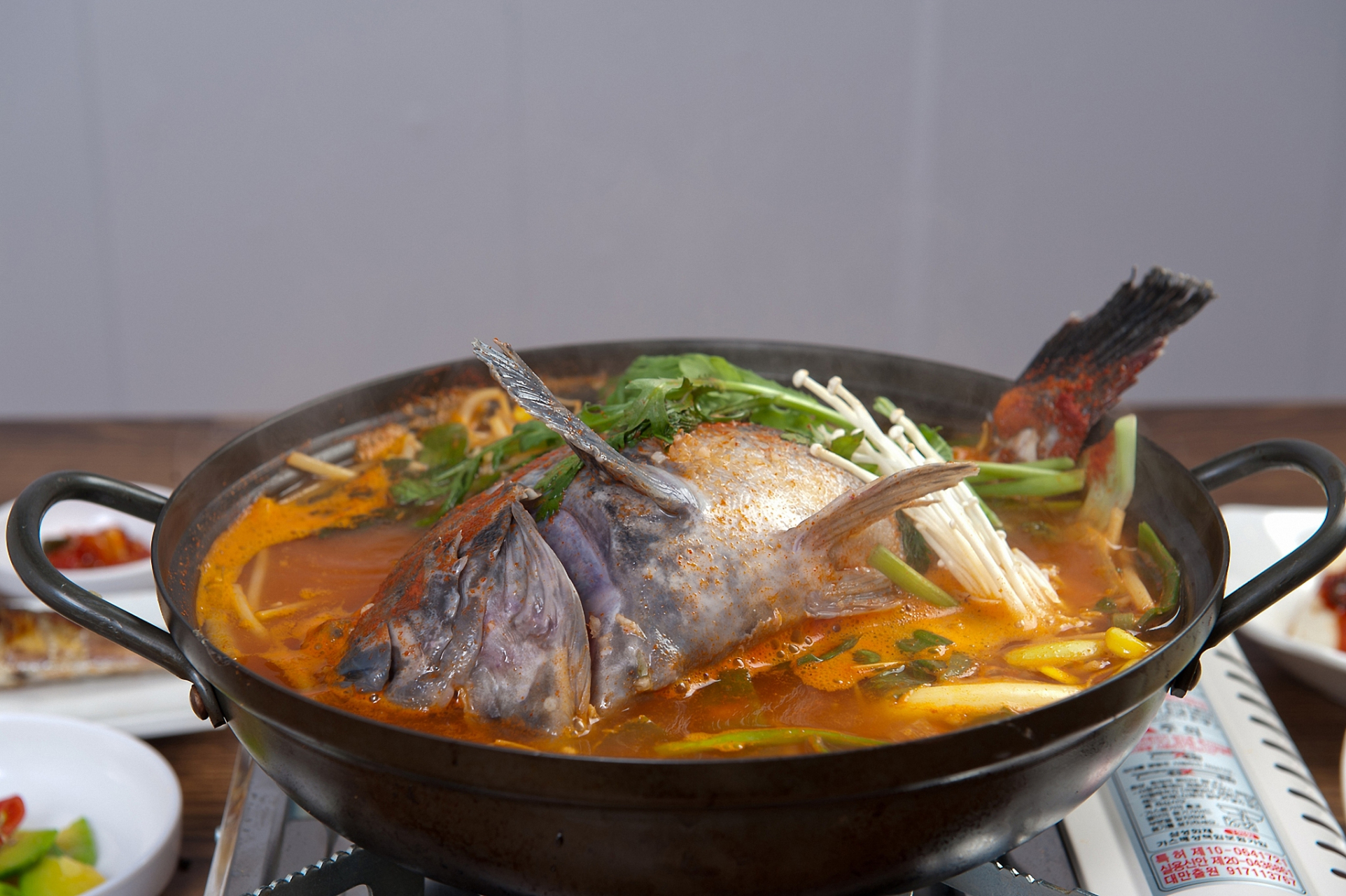 大理砂锅鱼是大理地方名菜之一,将嫩鸡片,冬菇等十余种鲜腊配料,再加