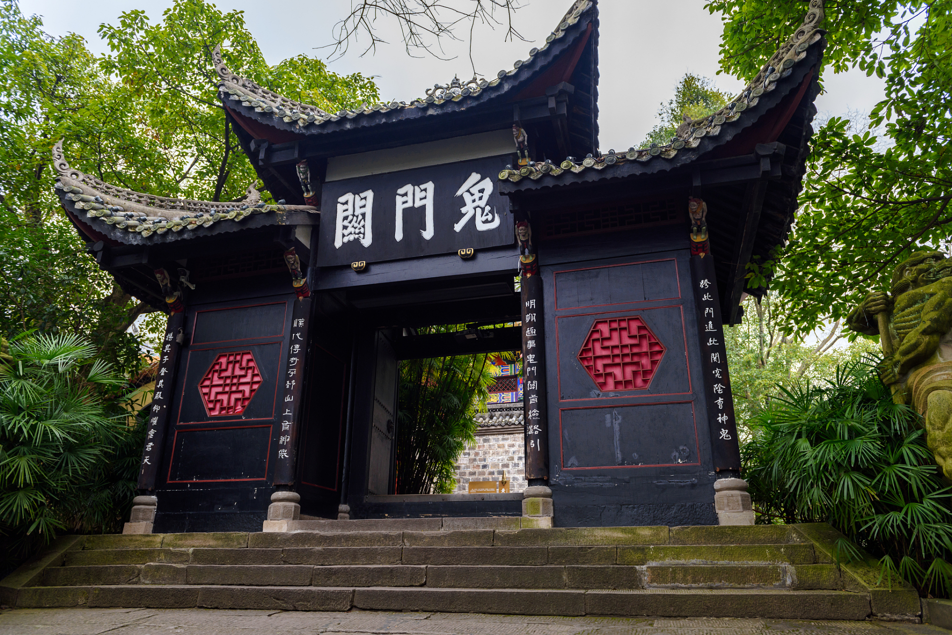 鬼城是一座位于重庆市丰都县的文化名城,拥有两千多年历史,以其神秘的