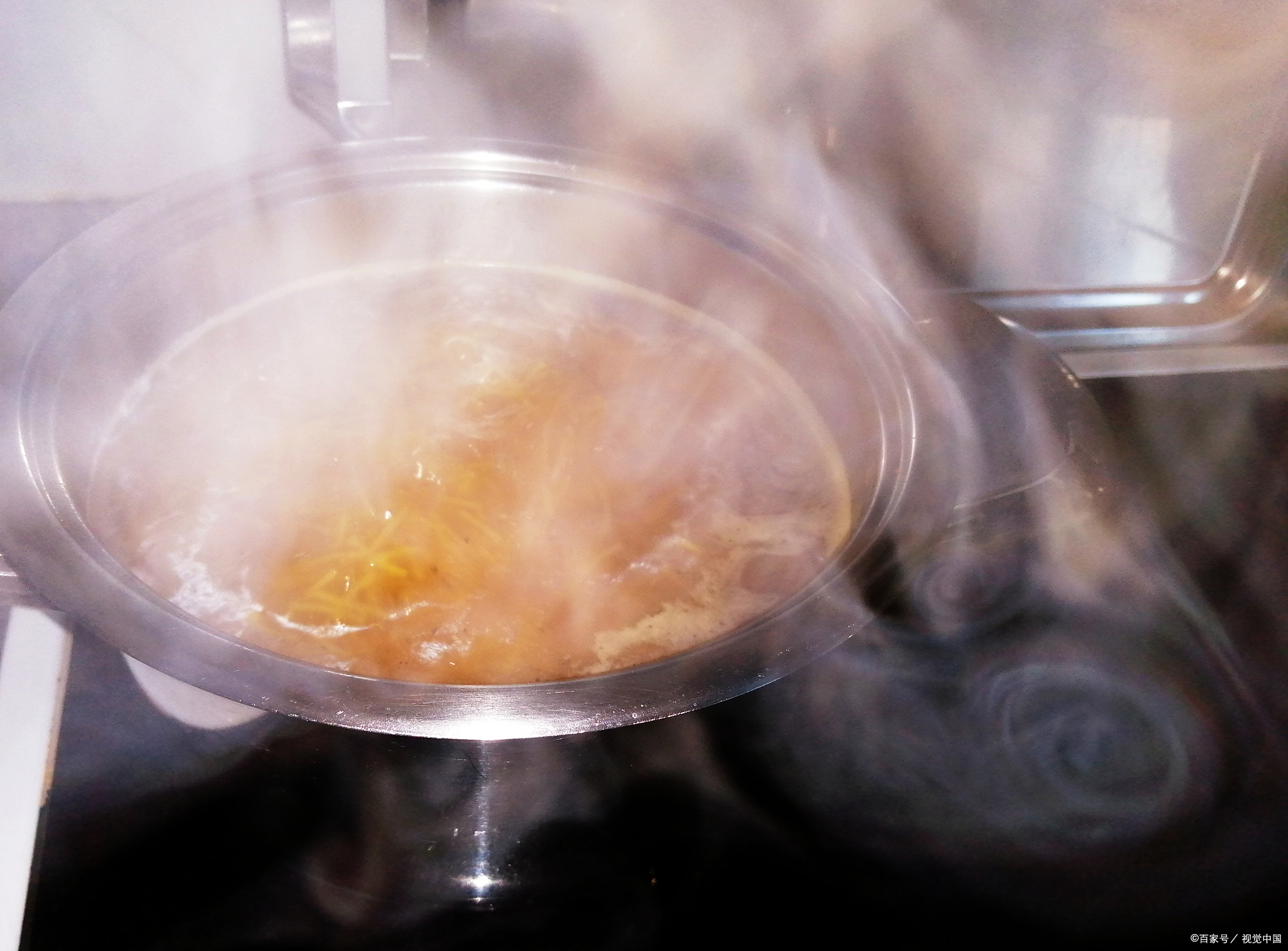 做完饭后厨房有水珠（厨房为什么有水排泄
来）《做完饭厨房有味怎么回事》