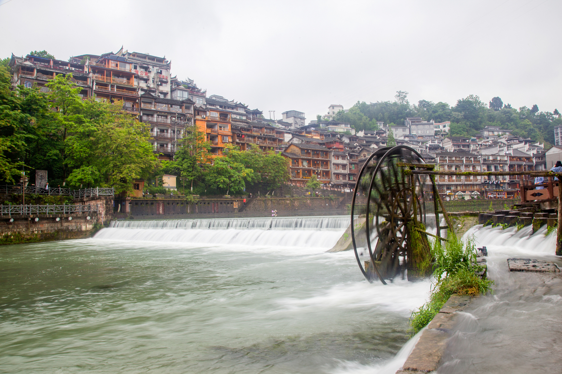 兴义市位于贵州省黔西南州,拥有丰富的自然资源和民族文化.