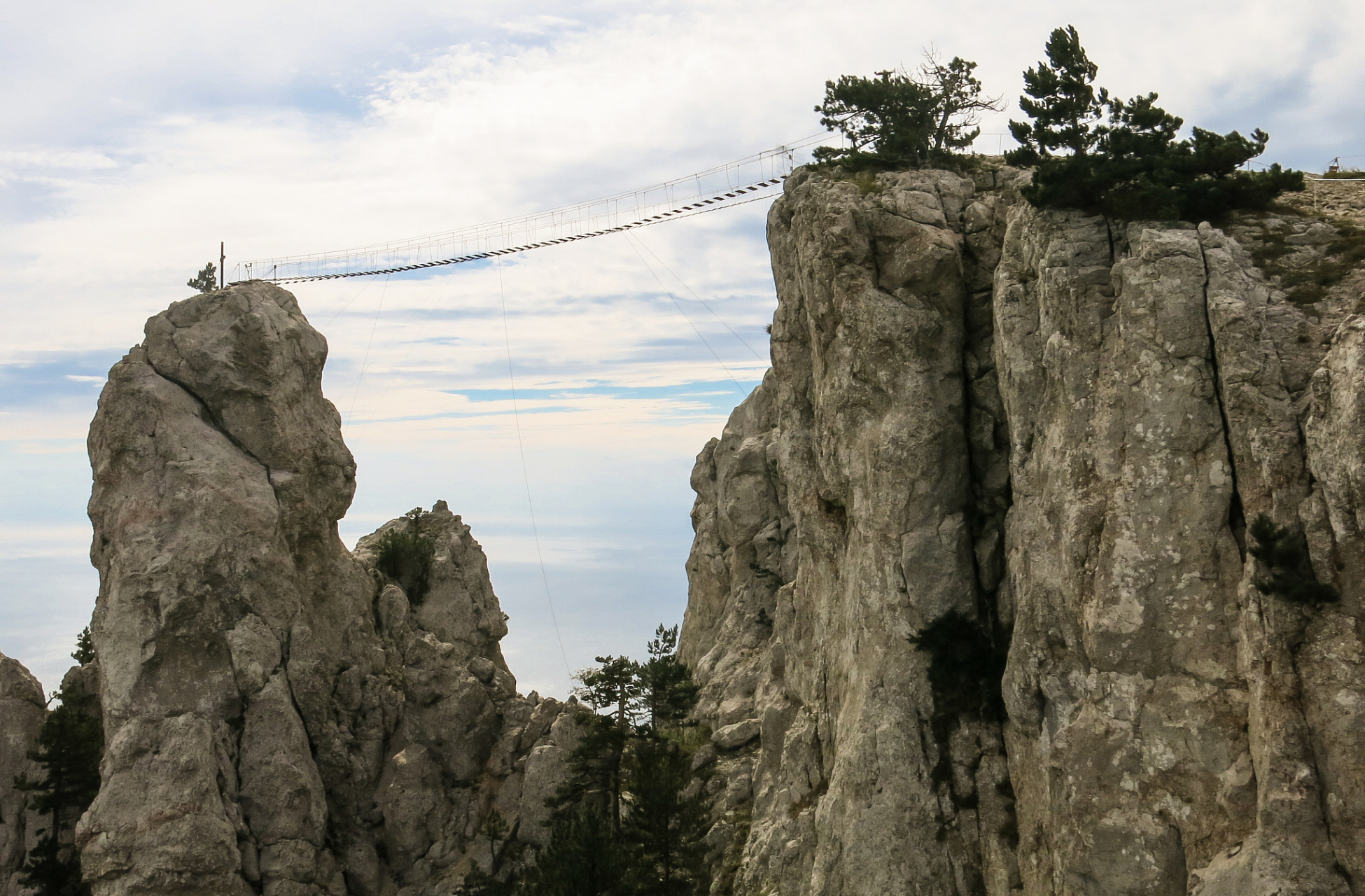 华山,位于中国陕西省渭南市华阴市,是中华五岳中的西岳,以险峻著. .