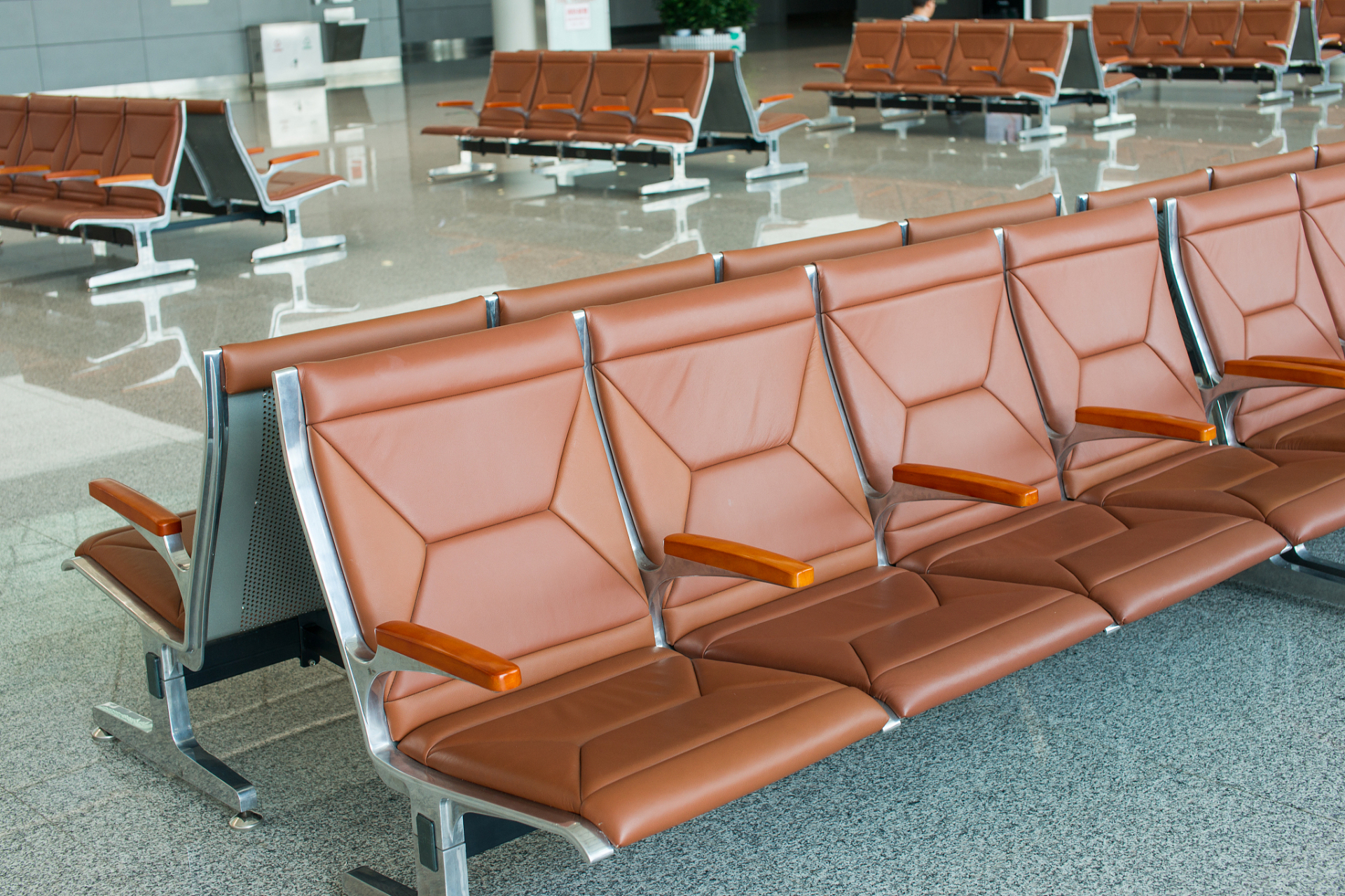 你是否曾经在火车站等待候车时,发现多功能候车座椅不够舒适或者不够