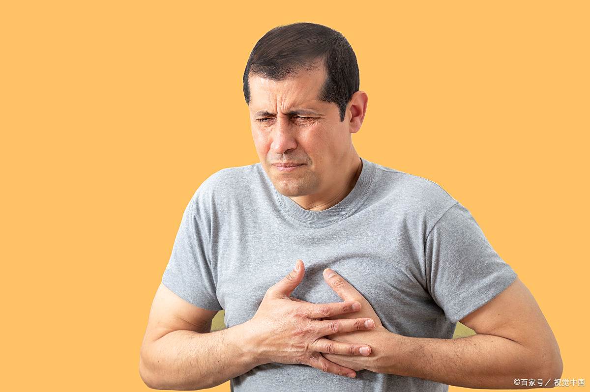 胸闷气短胸口堵得慌怎么回事 胸闷气短是很多人都常常