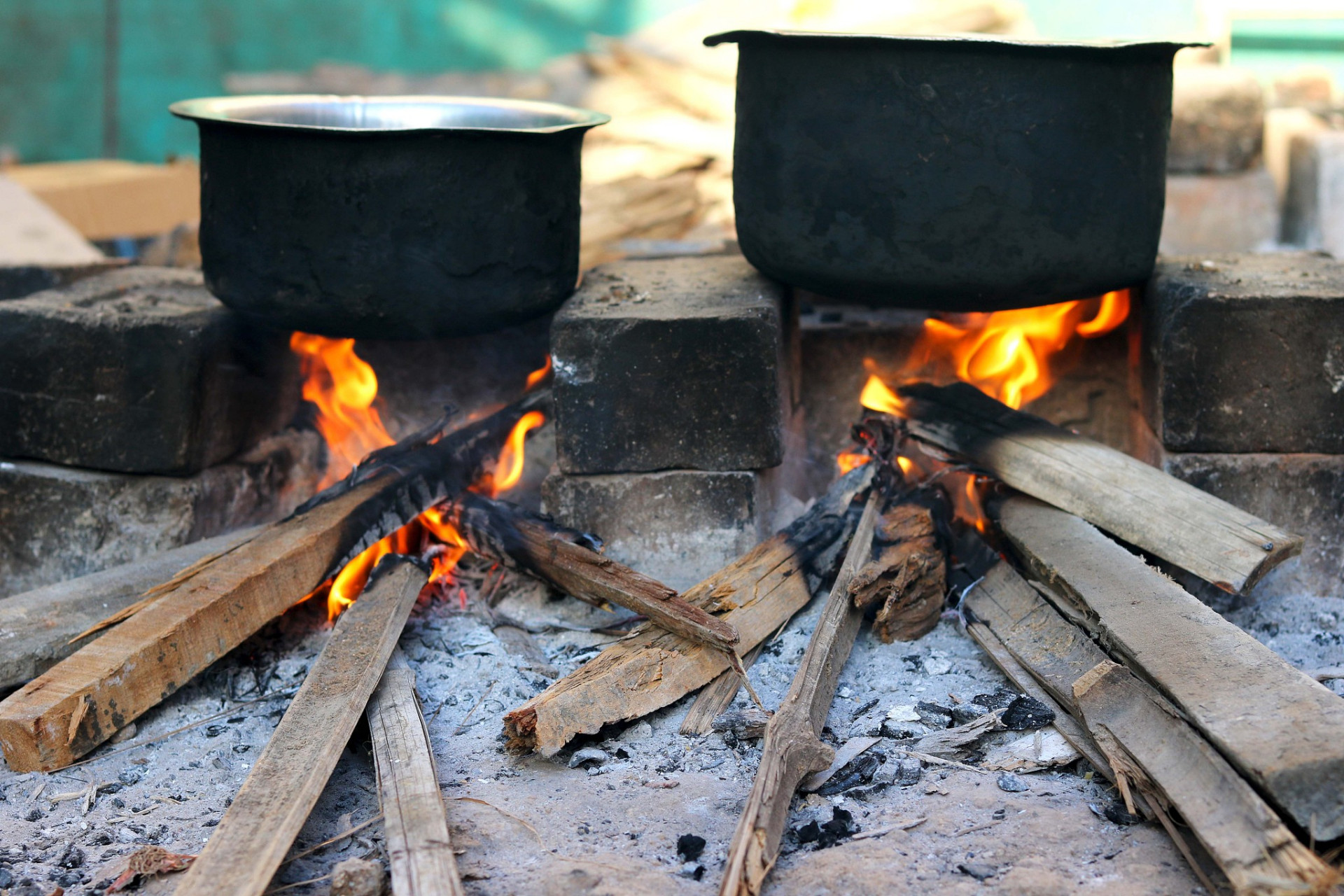 小时候在农村,每个孩子基本都有帮家长烧柴火做饭的经历,冬天也就罢了