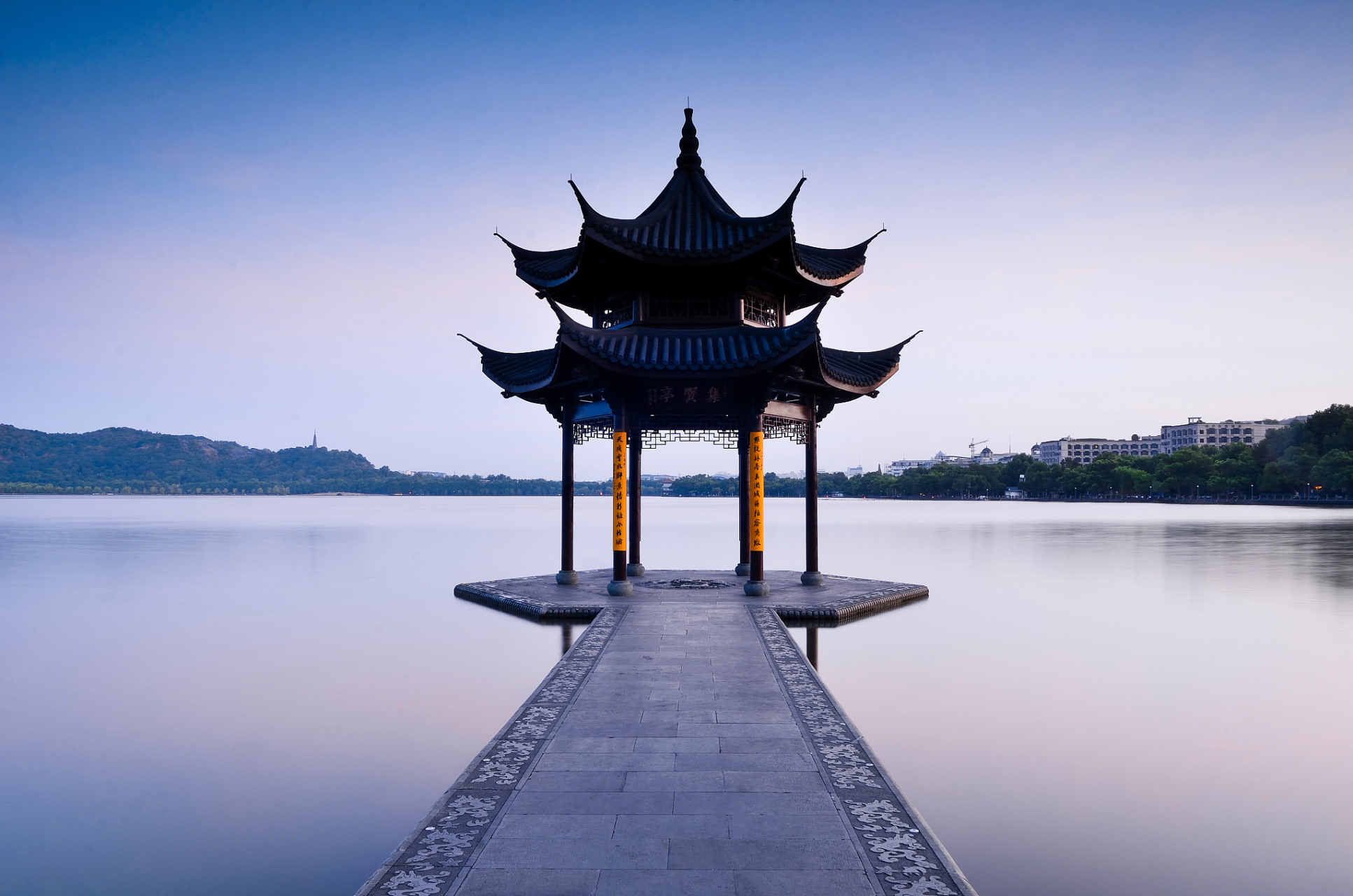 盛夏,杭州西湖成为人间仙境,其中最美日落尽在西湖集贤亭.