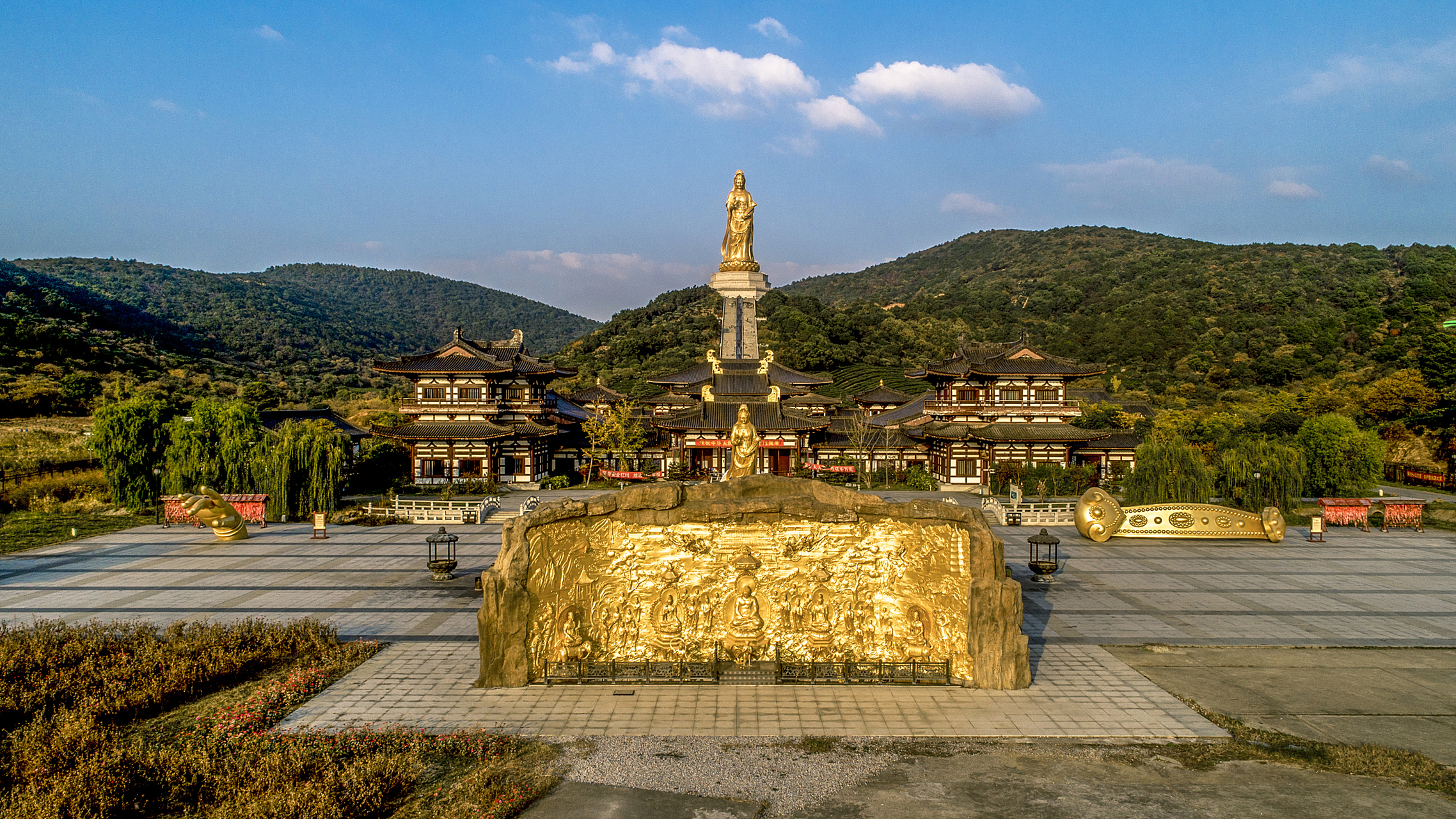 位于浙江省嵊泗本岛东部的大悲山,其山顶观景台是岛上登高揽胜的绝佳