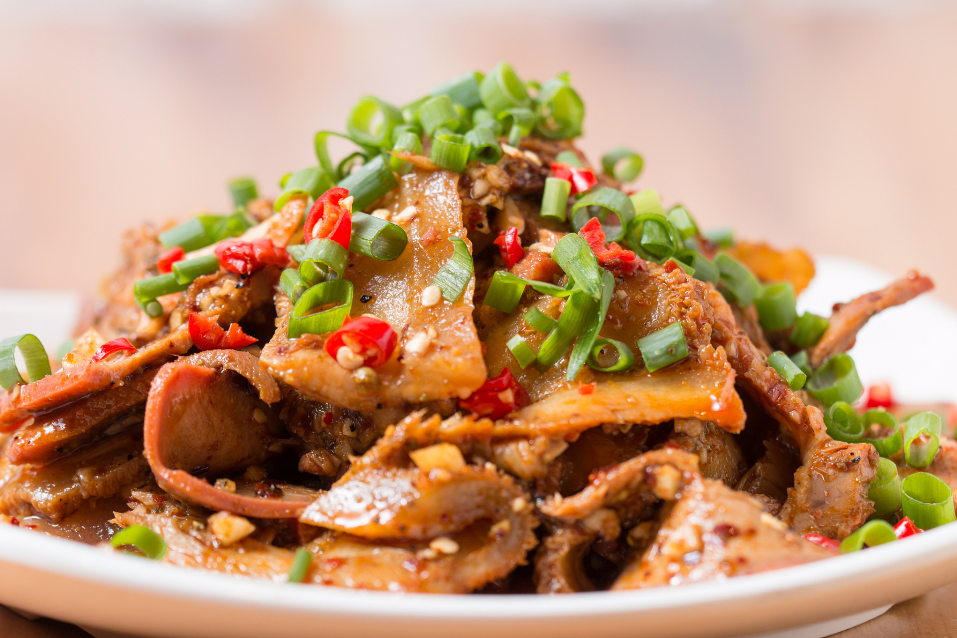 今天来教大家如何烹饪牛百叶,今天做一个酸辣牛百叶,让你的餐桌又多一